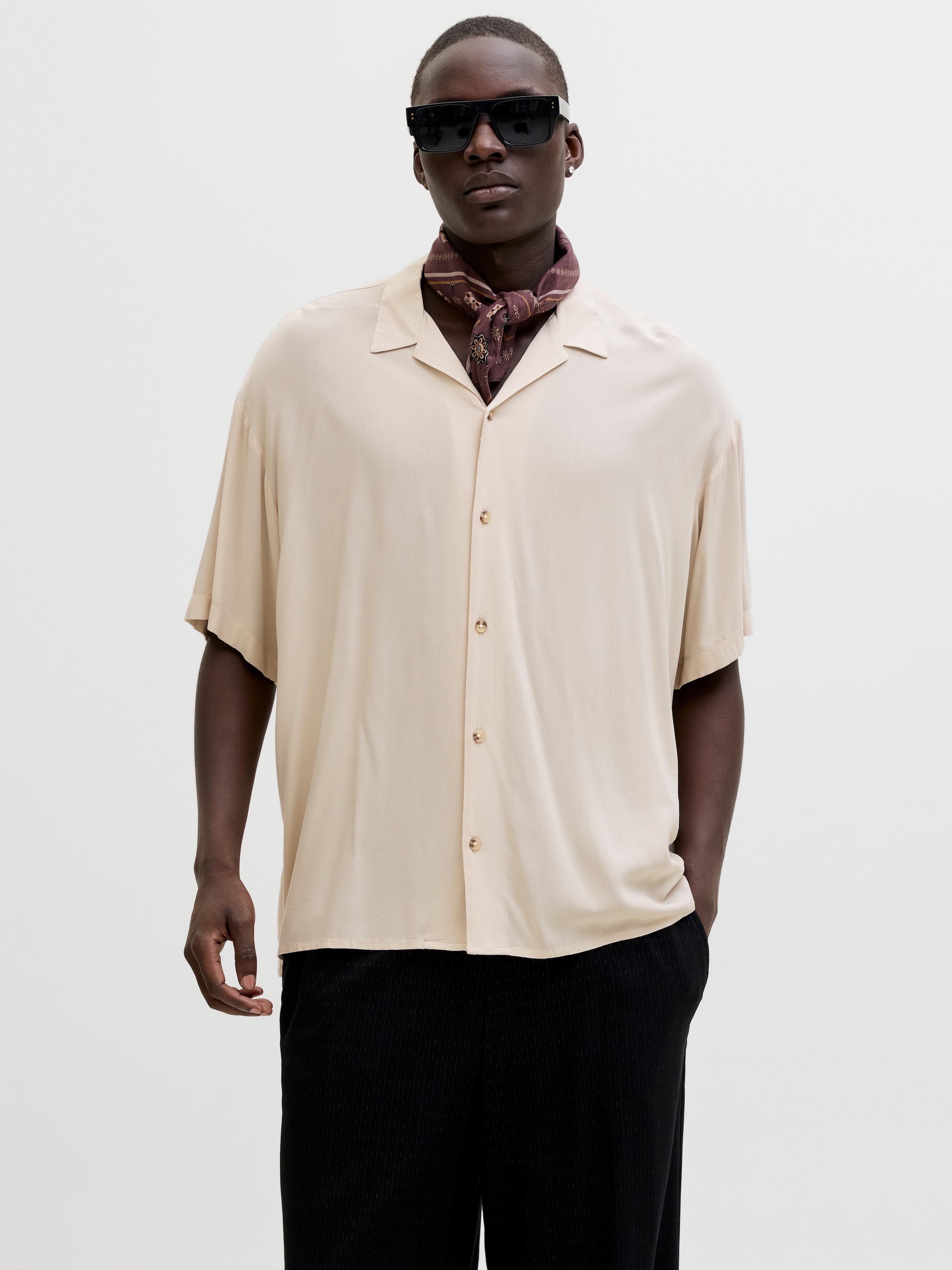 Jack & Jones Kurzarmhemd »JJEJEFF RESORT SOLID SHIRT SS SN« Viskose, loose fit