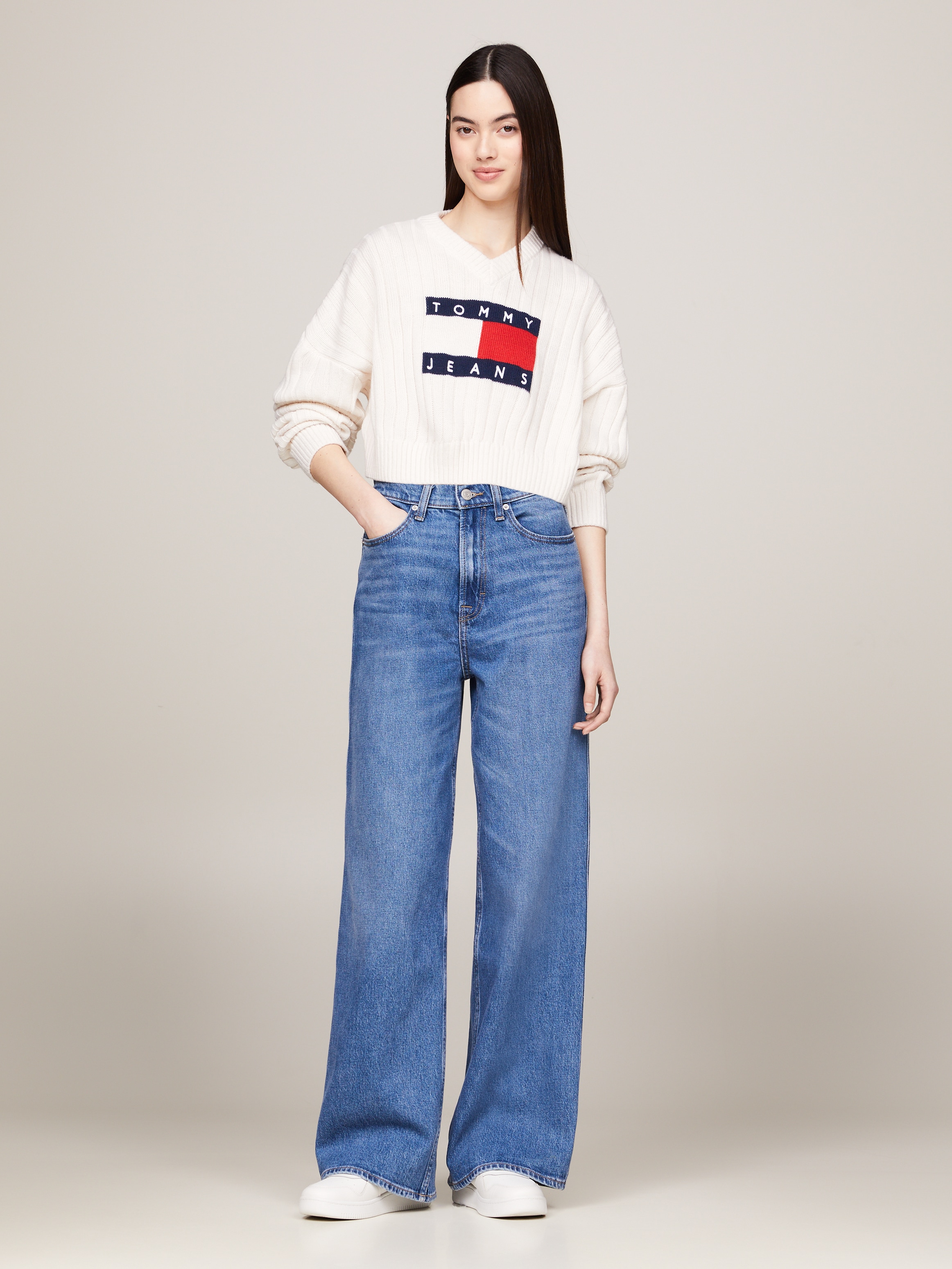 Tommy Jeans Strickpullover »TJW VNCK CENTER FLAG SWEATER EXT«, mit Tommy Jeans Center Logo-Flag