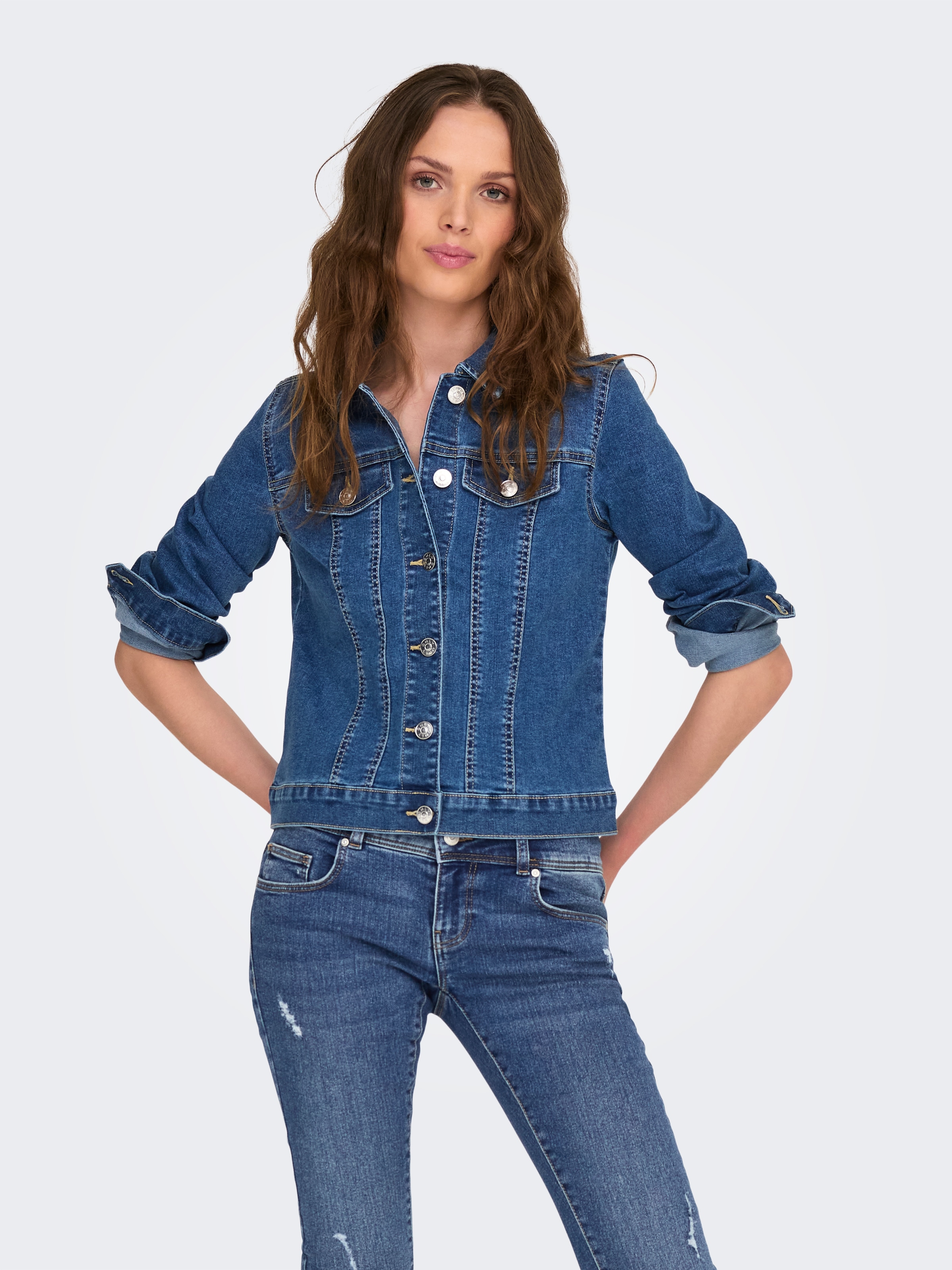 Only Damen Jeansjacke »ONLWONDER – Jeansjacke in kurzer Form mit Stretch« figurbetont in blau, Größe L