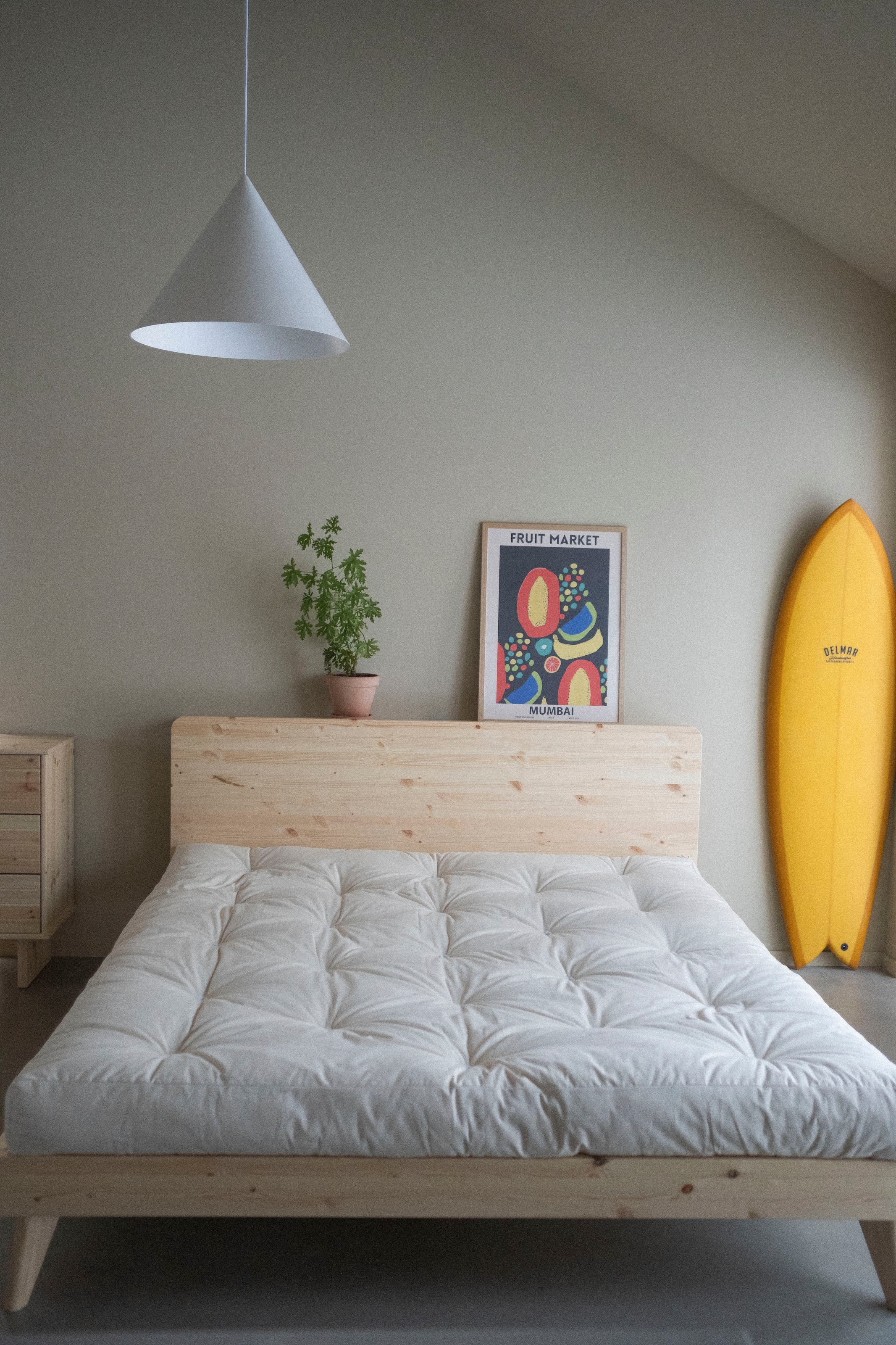 Karup Design Bettgestell »RETREAT BED« aus Kiefer massiv mit Lattenrost, Kopfteil mit 3 Ablagen