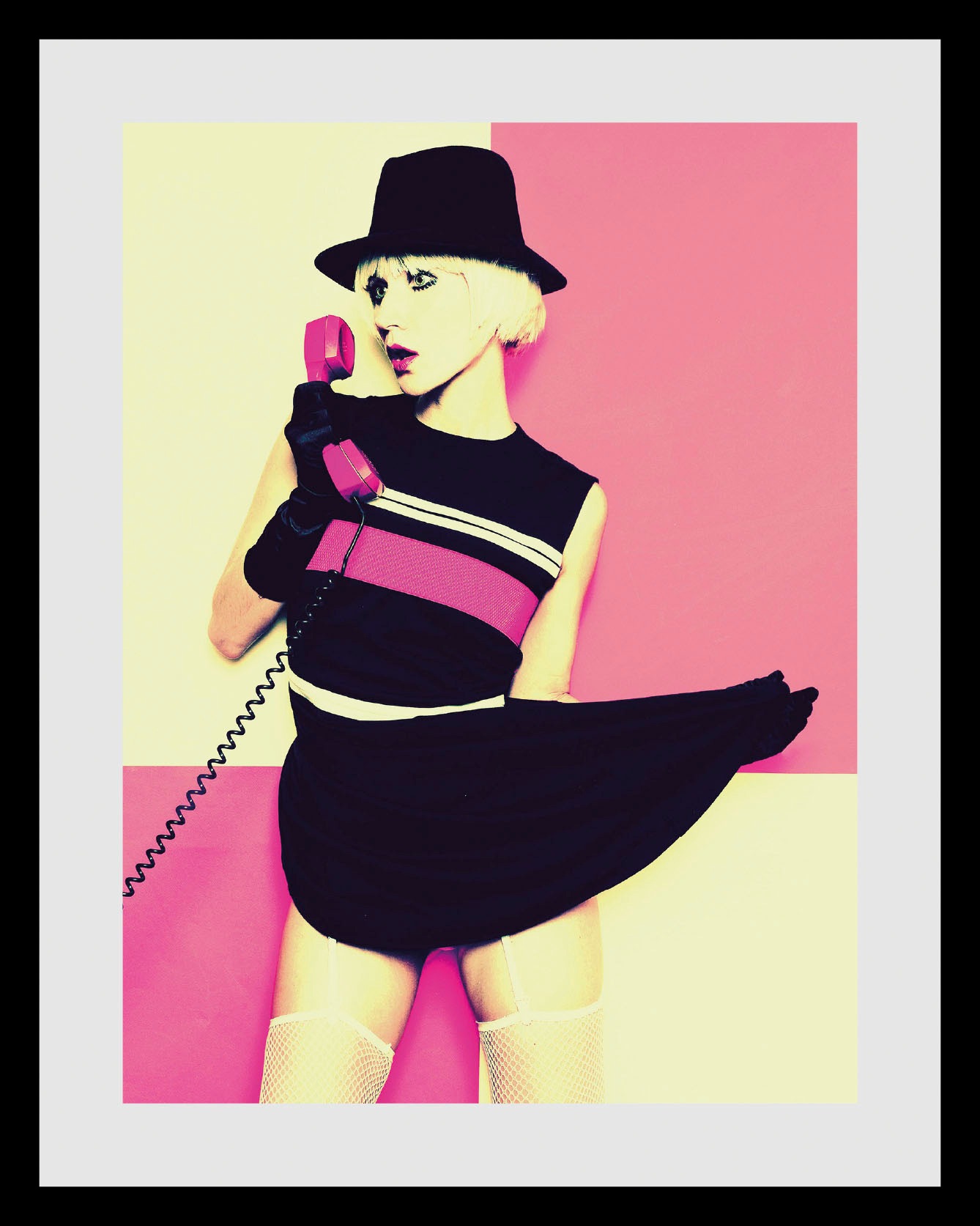 queence Bild »Call me Maybe«, Frau-Bilder von Frauen-Art-Kunst-Fashion-Mode-Magazincover, (1 St.), HD Premium Poster-Druck inkl. Holzrahmen