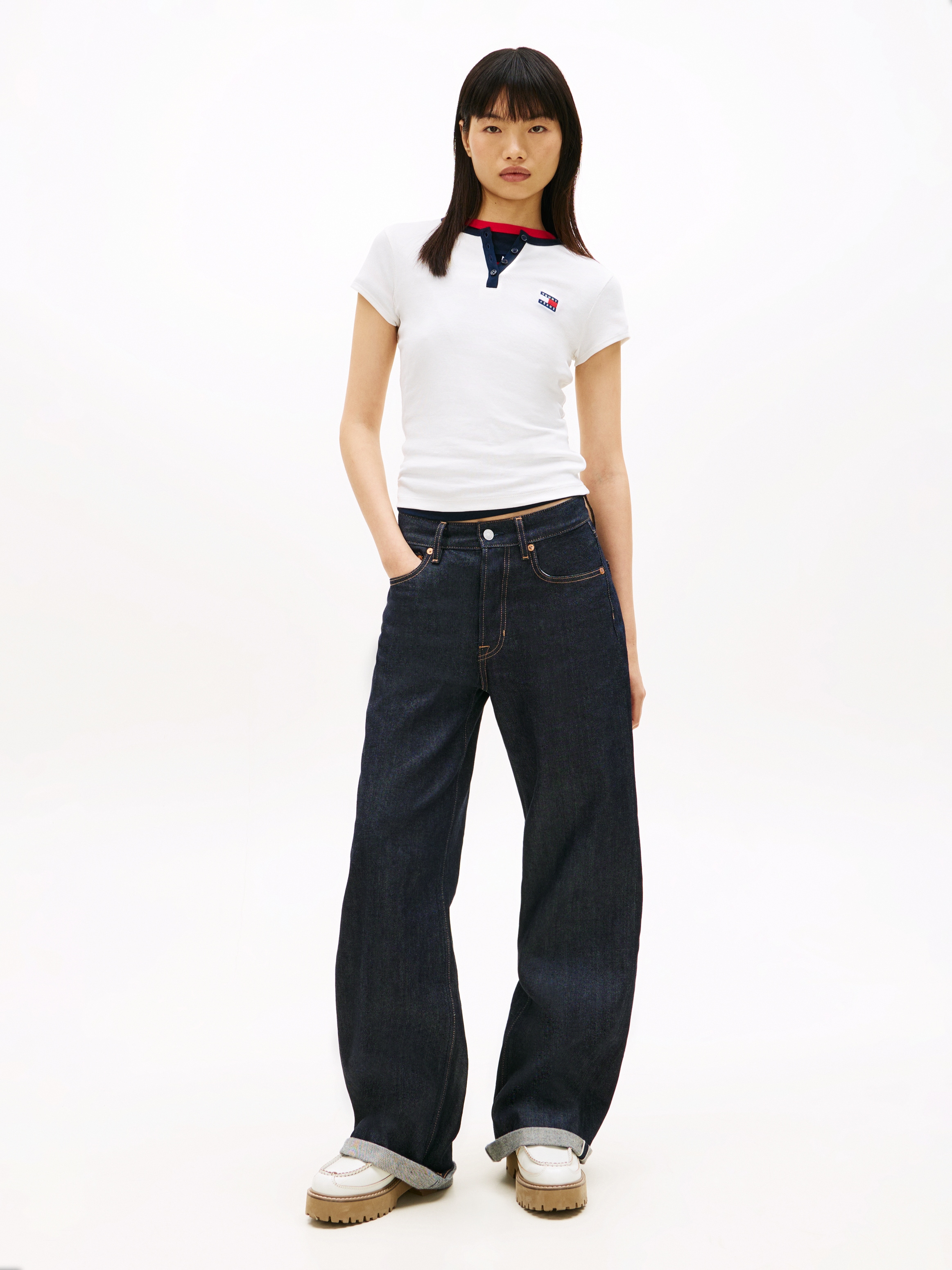 Tommy Jeans Henleyshirt »TJW SLIM HENLEY BADGE SS TEE« mit Kontrastdetail