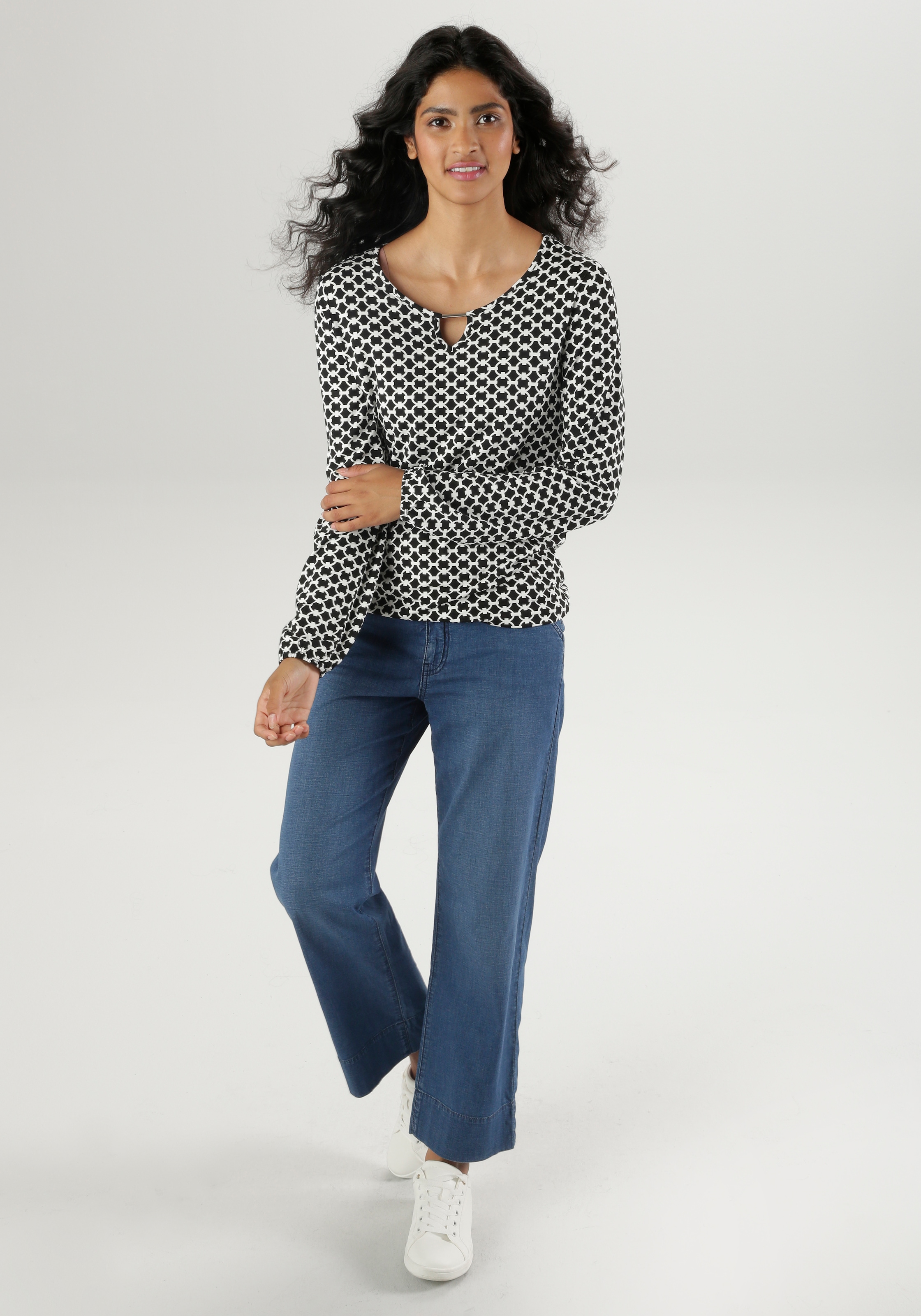 Aniston SELECTED Langarmshirt, mit Schmuckstäbchen und Cut-Out am Ausschnitt