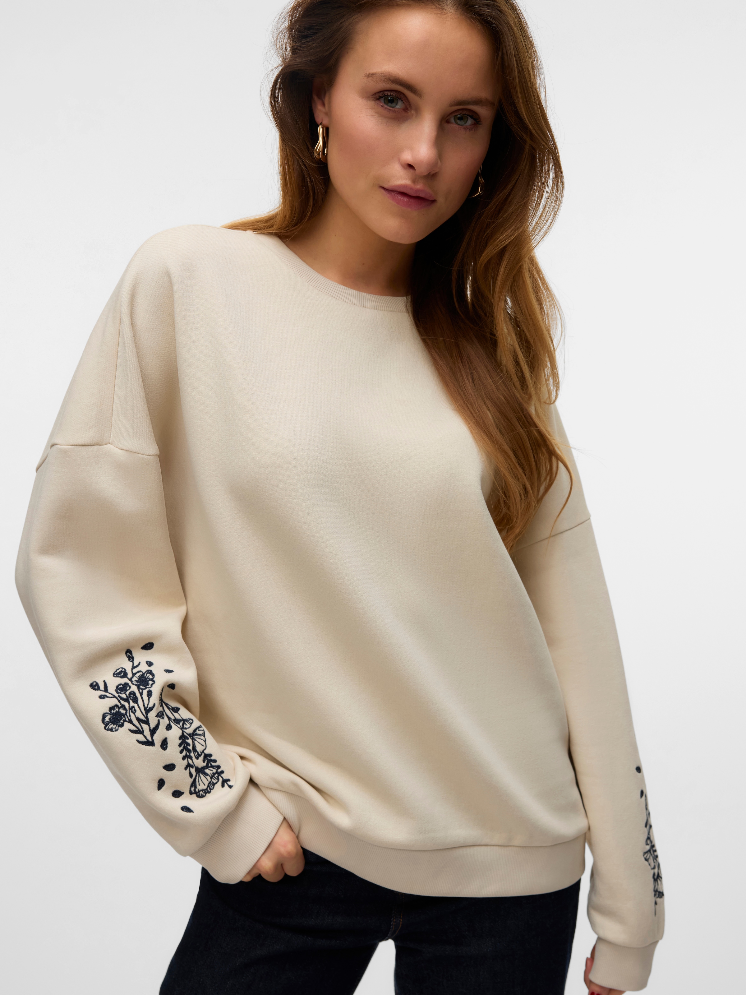 Vero Moda Sweatshirt »VMKAROL BEA LS SWEAT BOX JRS GA«, mit Blumendruck
