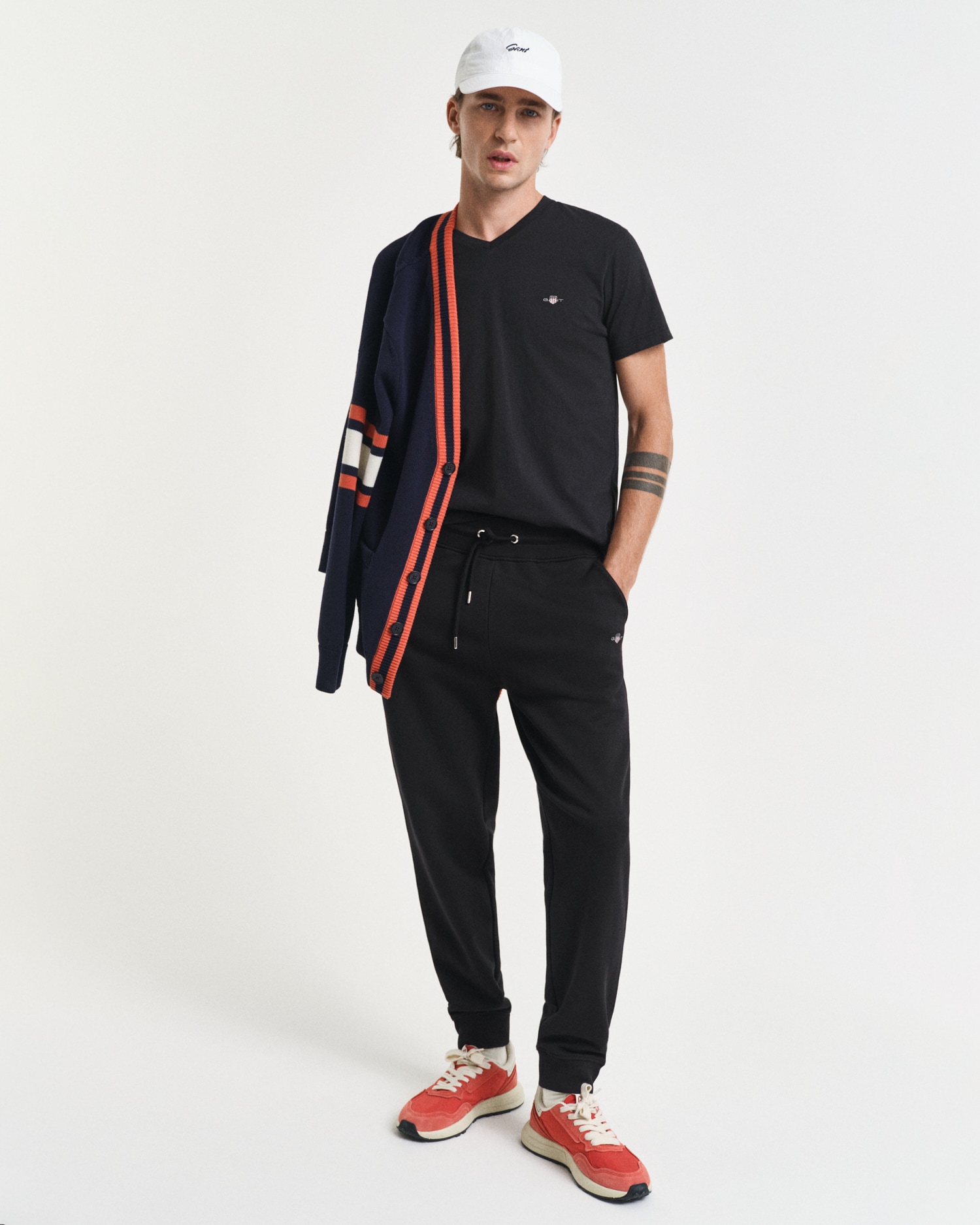 Gant Sweathose »REG SHIELD SWEATPANTS«, mit Logostickerei unterhalb des Bunds