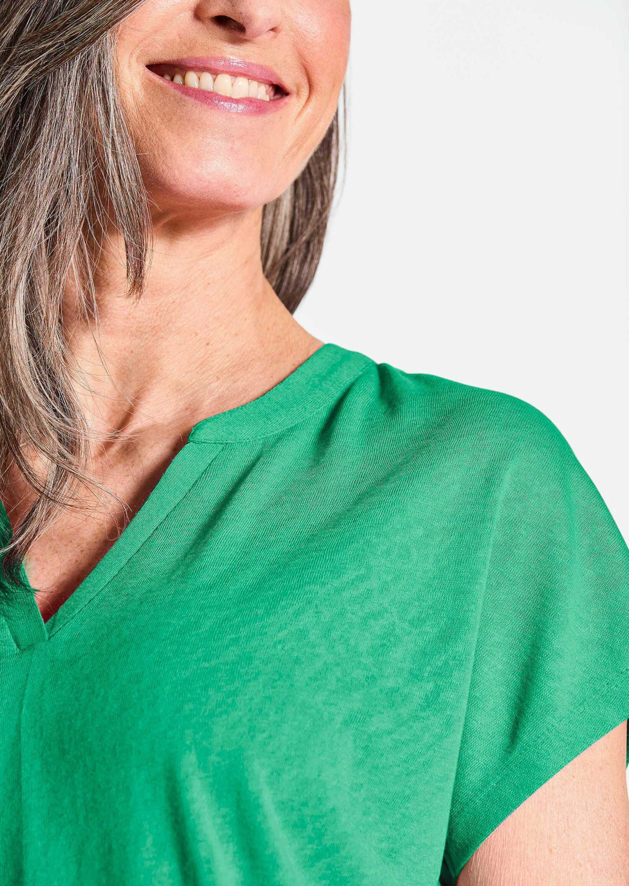 GOLDNER Kurzarmshirt »Kurzgröße Luftiges Basicshirt mit V-Ausschnitt«