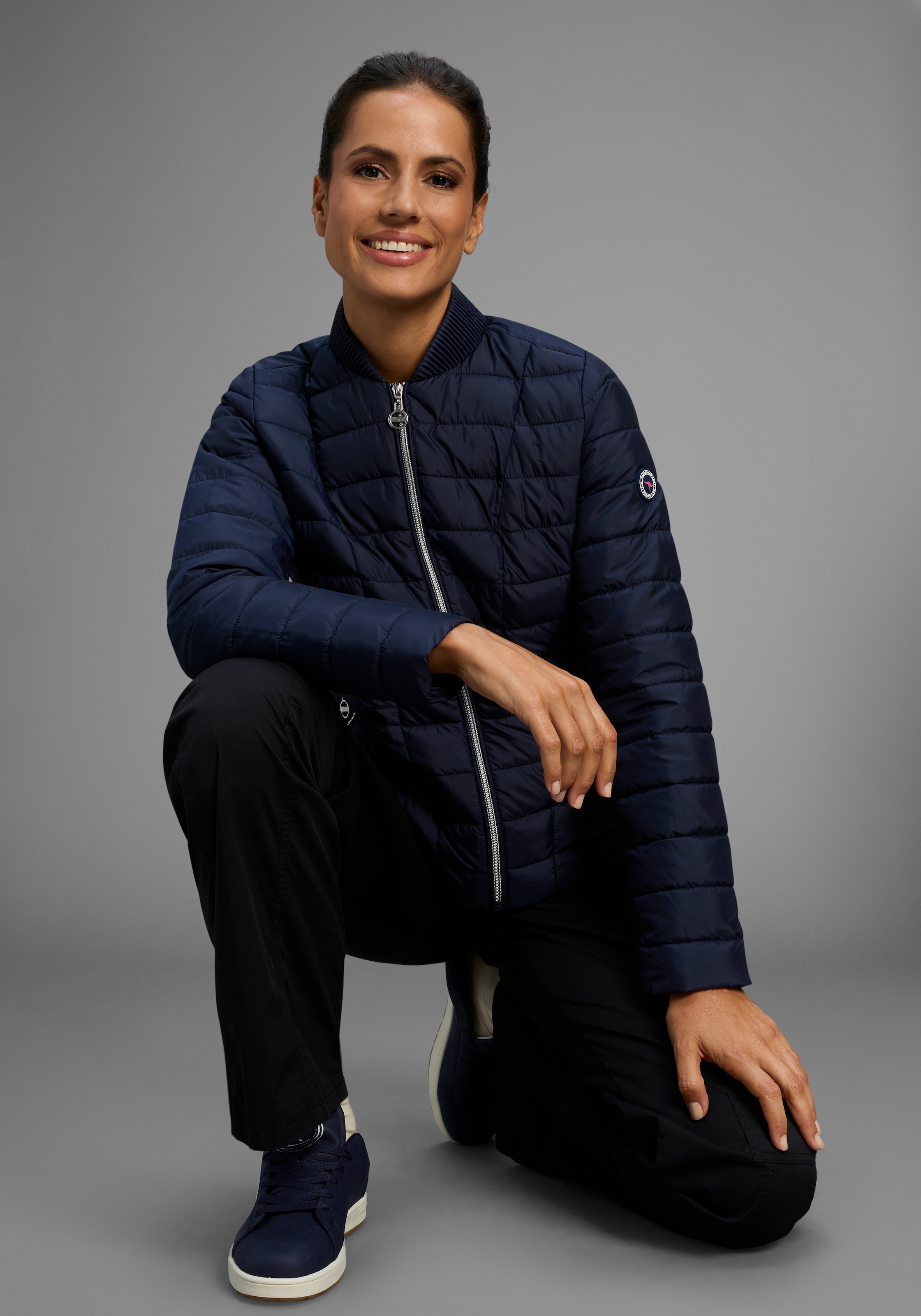 KangaROOS Steppjacke, figurbetonter Schnitt, hüftlange Passform