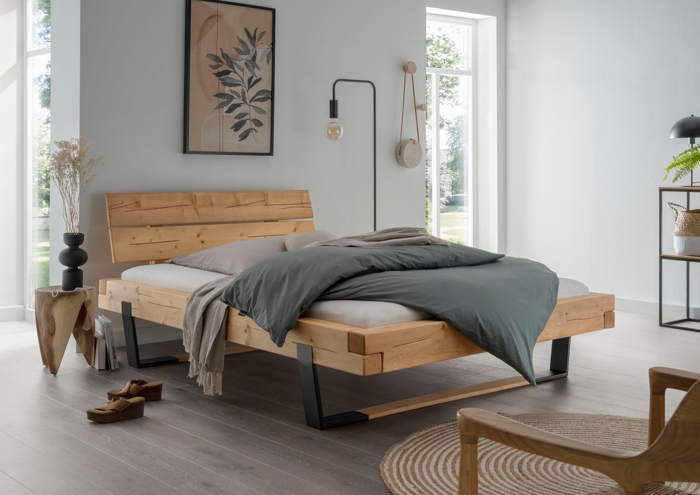 Home affaire Massivholzbett »Ultima Balkenbett Doppelbett, Füße Metallkufe mit Holzelement«, (hohe Belastbarkeit: 200kg je Seite), FSC®-zertifizierte Wildeiche oder Fichte, viele Breiten zur Auswahl