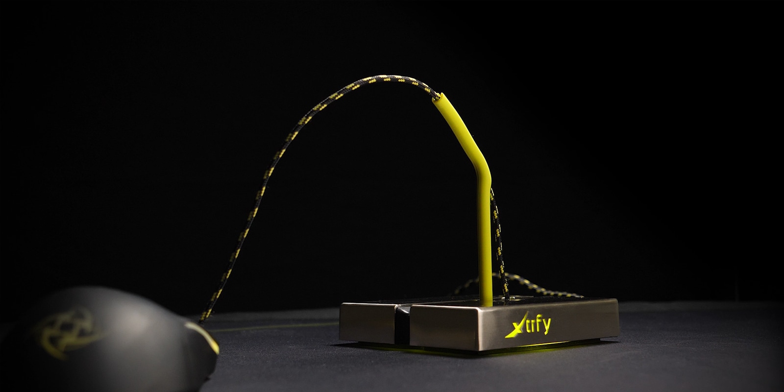 Cherry Xtrfy Mauskabelhalter »B1 Mouse Bungee«, Maus-Bungee mit 4-Port-USB-Hub