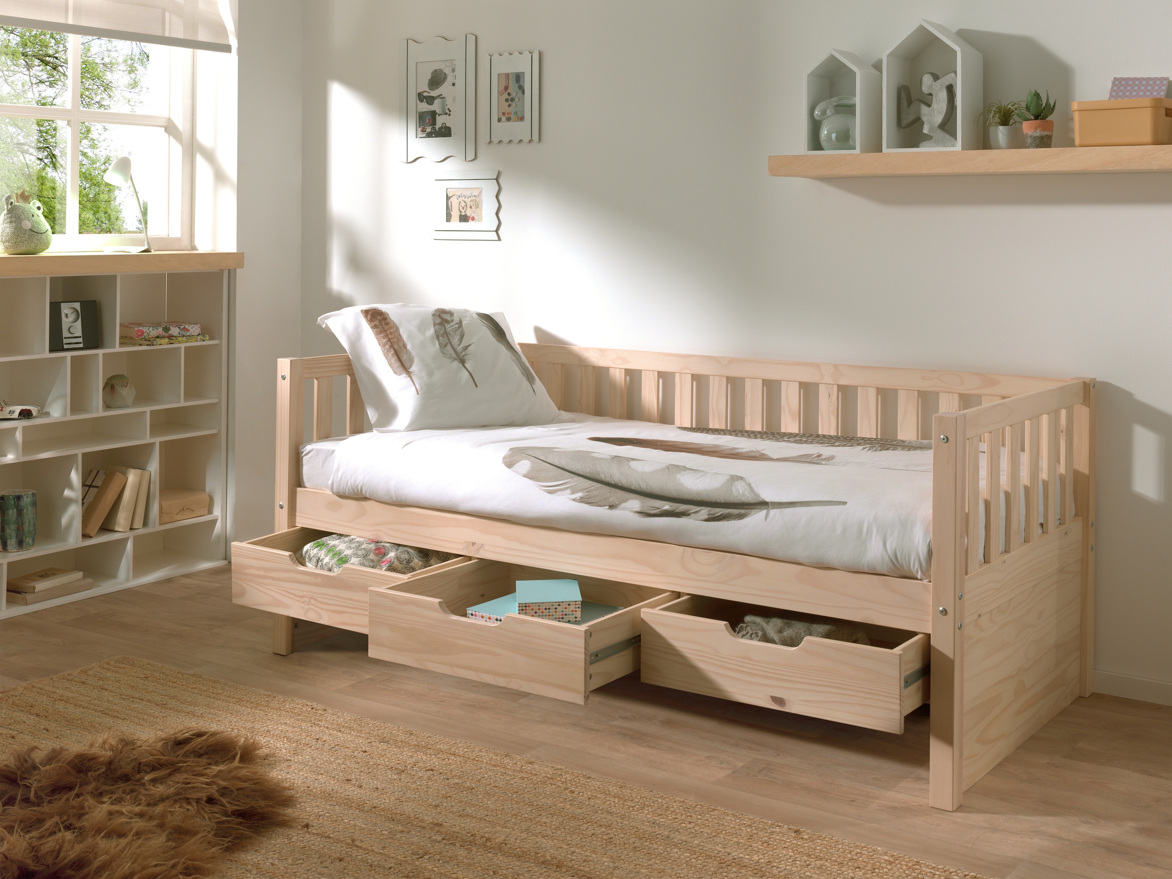 Vipack Einzelbett »mit Schubladen, Kiefer massiv, viel Stauraum und zeitloses Design«, (B/H/T ca. 211,2x85,5x97,8cm, Ausf. Milky Pine oder Weiß), inkl. Rolllattenrost, mit oder ohne Bettschublade