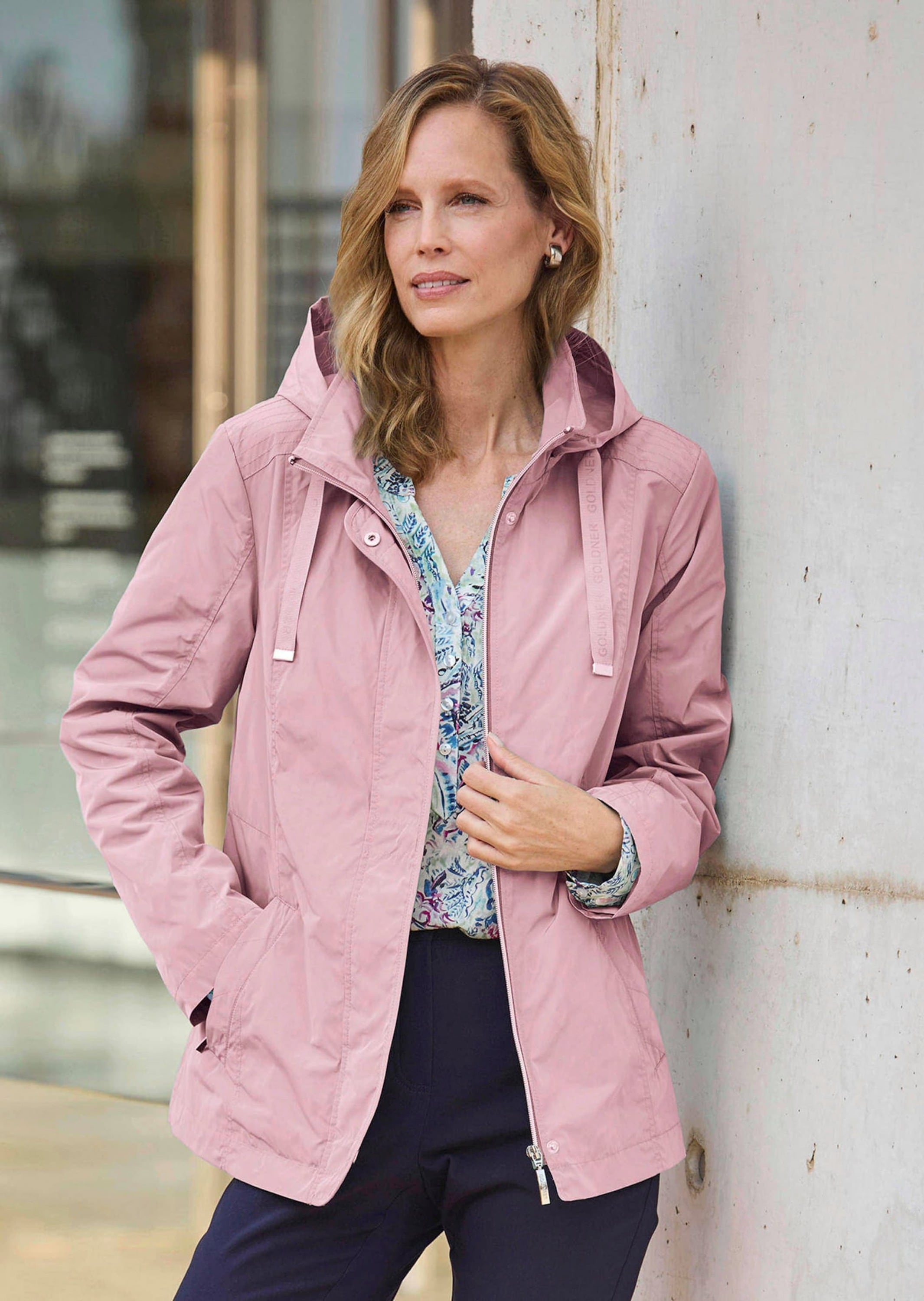 GOLDNER Kurzjacke »Kurzgröße Outdoor-Jacke mit Kapuze« Ziersteppungen an Schulter und verdeckter Leiste