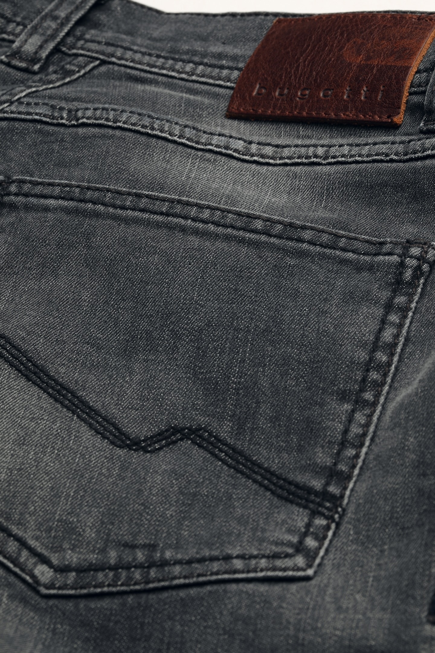 bugatti 5-Pocket-Jeans, mit einem leichten Used-Look