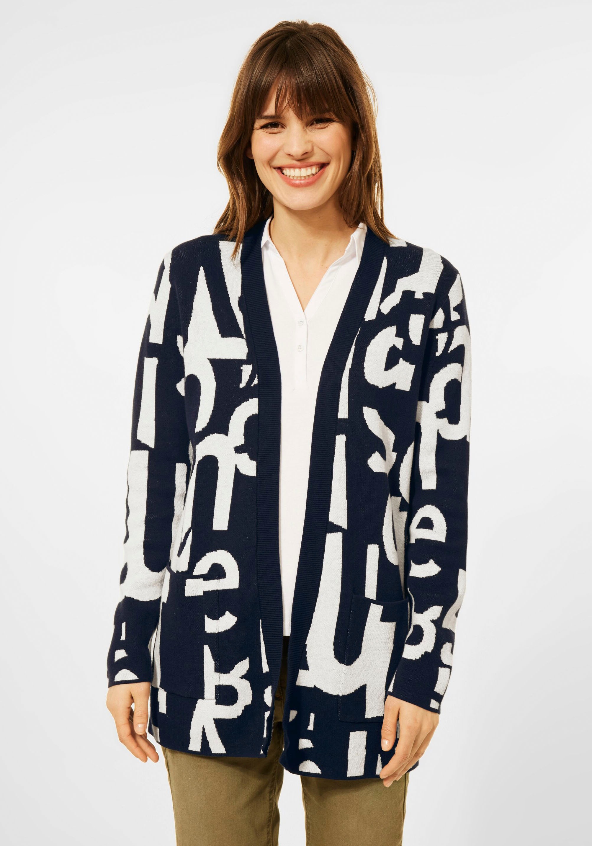 Cecil Cardigan, im coolen Allover Wording-Design