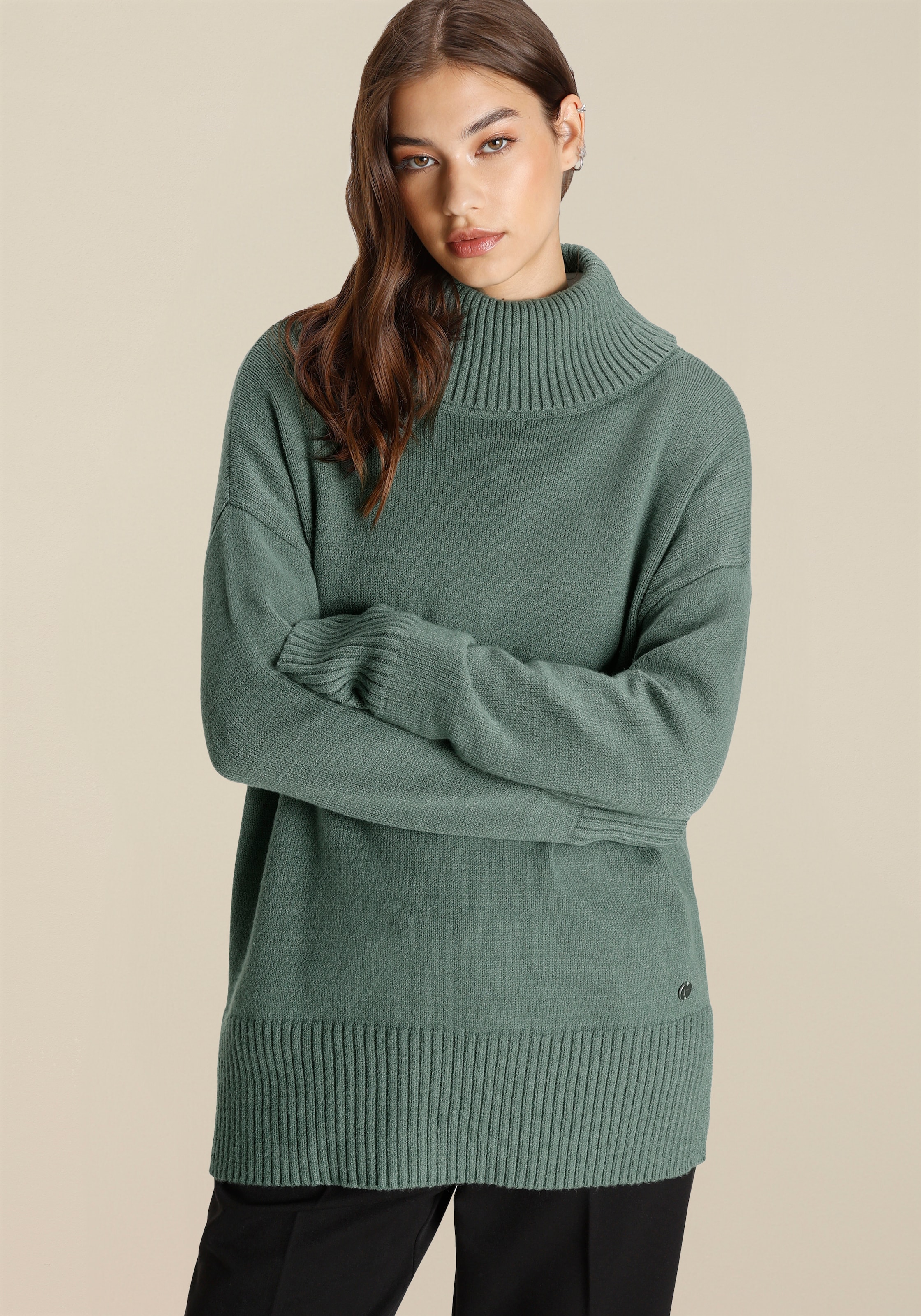 Tamaris Rollkragenpullover in lässiger Form mit seitlichen Schlitzen