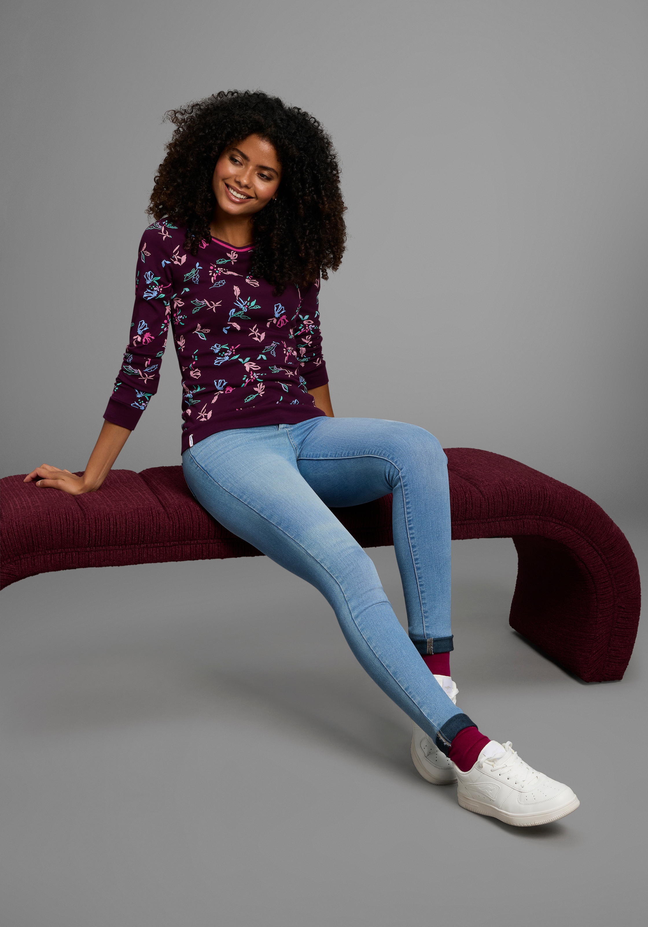 KangaROOS Langarmshirt, mit Allover-Print und Kontrastdetails