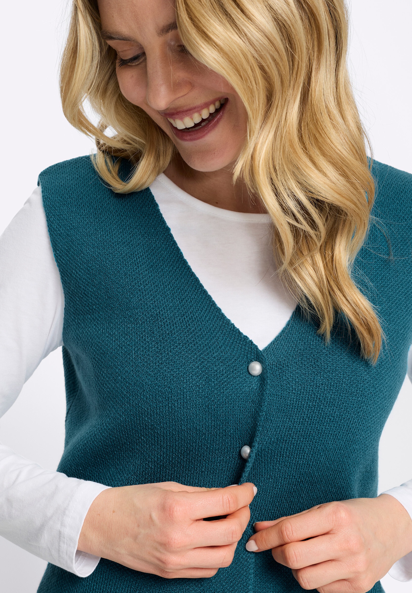Sheego Strickweste »Strickweste Strickweste mit Knöpfen in Perlen-Optik«