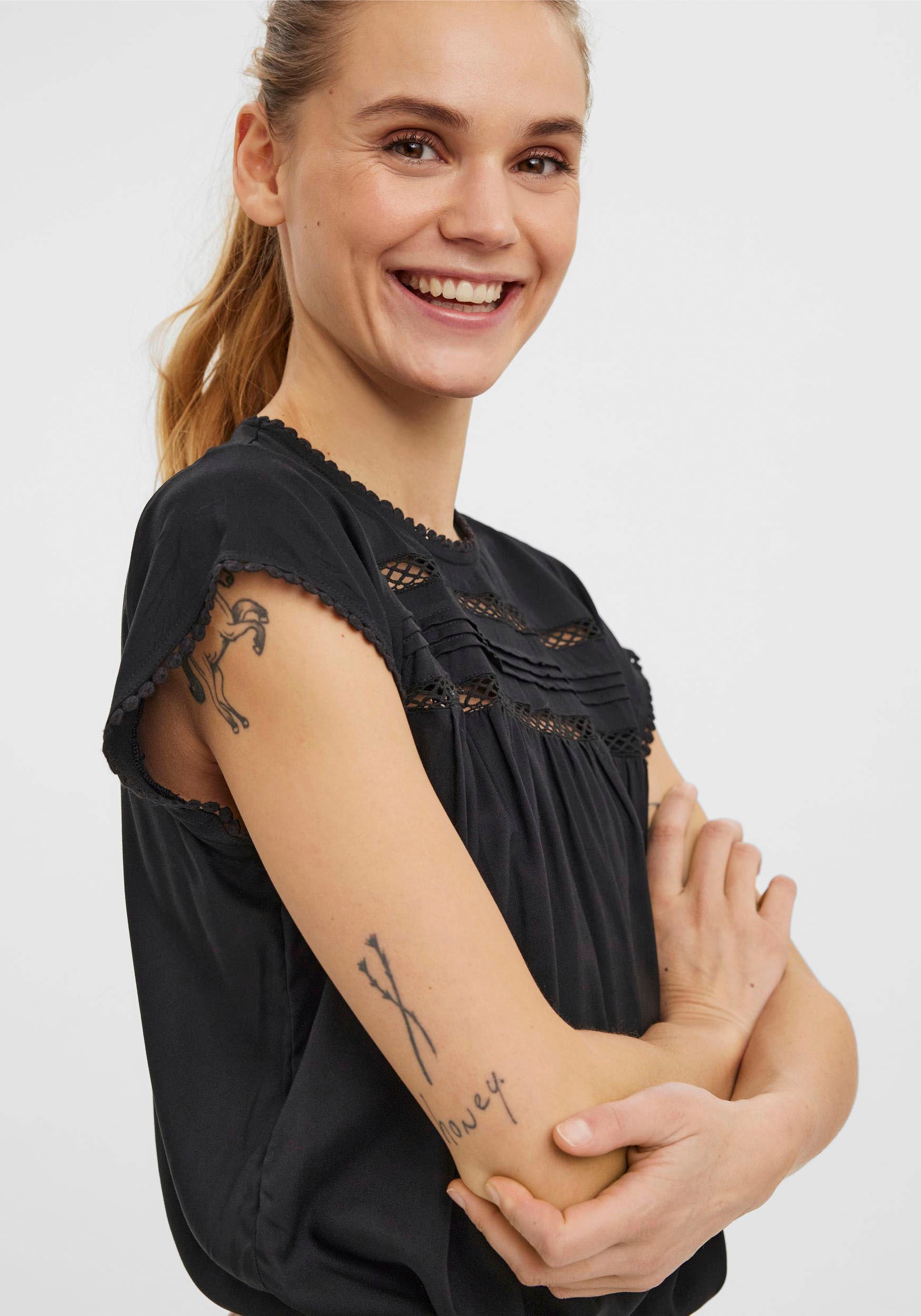 Vero Moda Kurzarmbluse »VMDEBBIE PLEAT S/L TOP GA NOOS«, mit tollen Biesen und Bordüreneinsätzen im Vorderteil