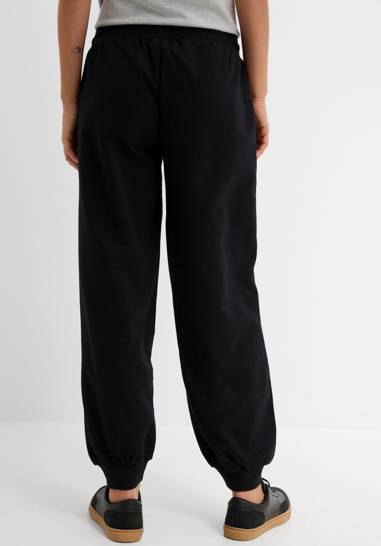 bonprix Jogginghose  aus Baumwolle und Polyester, lockere Passform, elastische Bündchen