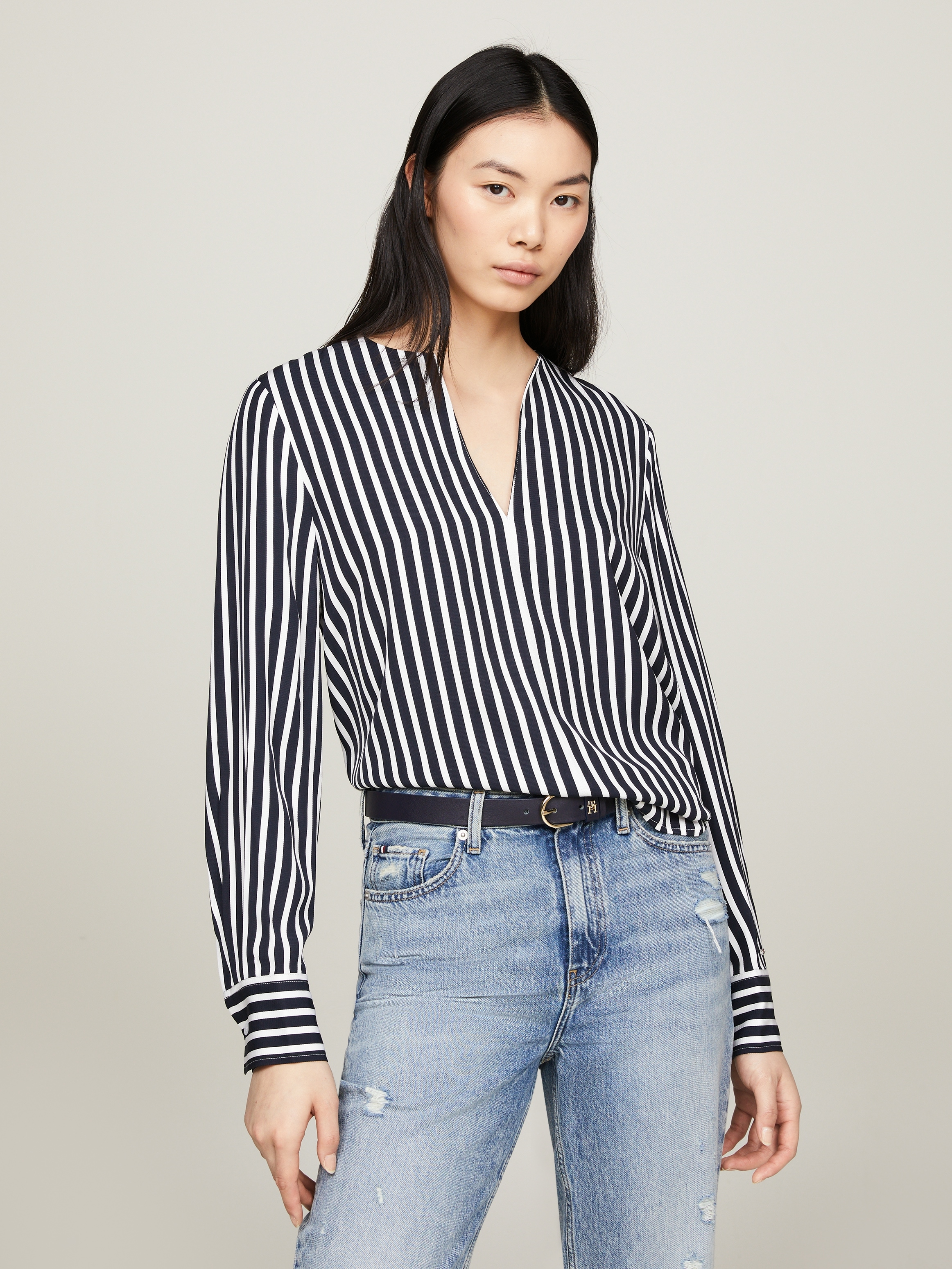 Tommy Hilfiger Langarmbluse »FLUID STRIPE V-NECK LS BLOUSE«, Im mocischem Streifen