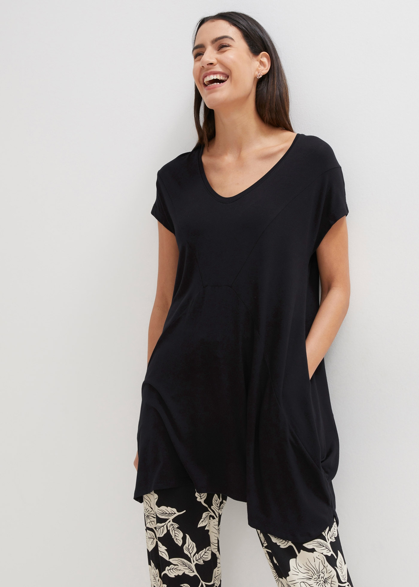 bonprix Longshirt A-Linie Passform, mit Eingrifftaschen, tiefer Rundhalsausschnitt