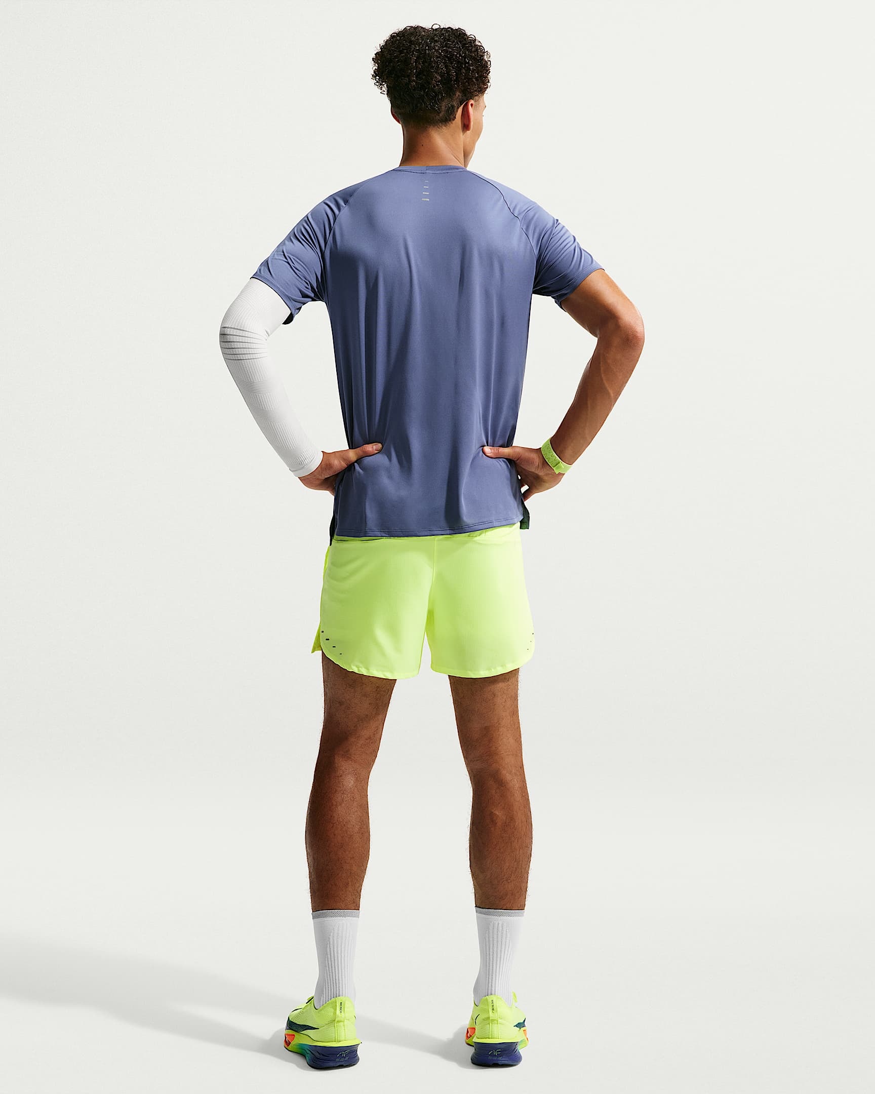 Nike Laufshirt »M NK DFADV STRIDE SS TOP« Kurzarm-Design, mit Rundhalsausschnitt, normale Länge, atmungsaktiv
