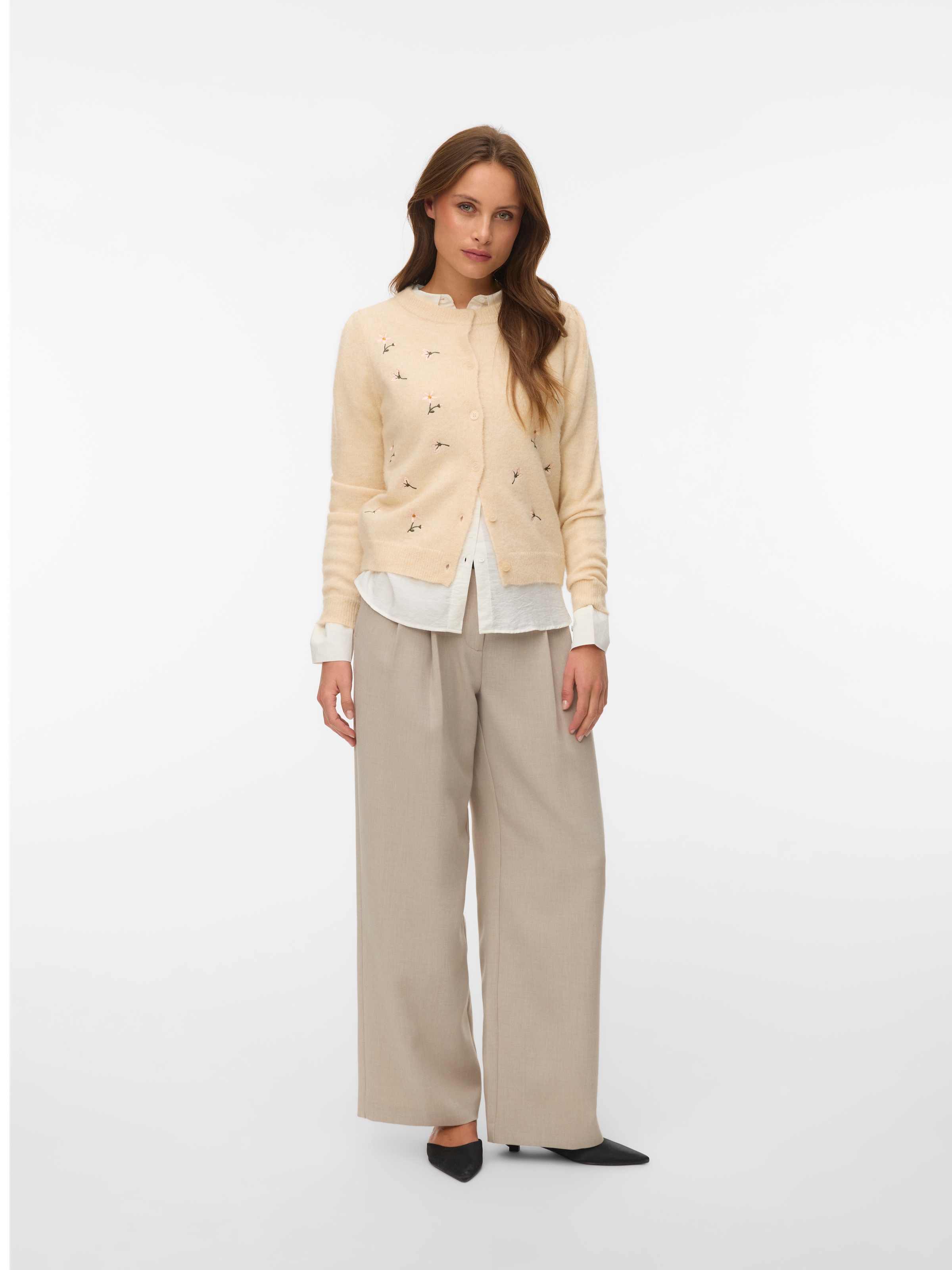 Vero Moda Strickjacke »VMFIORELLA EMB LS O-NECK SHORT CARD BOO« mit Blumenstickerei