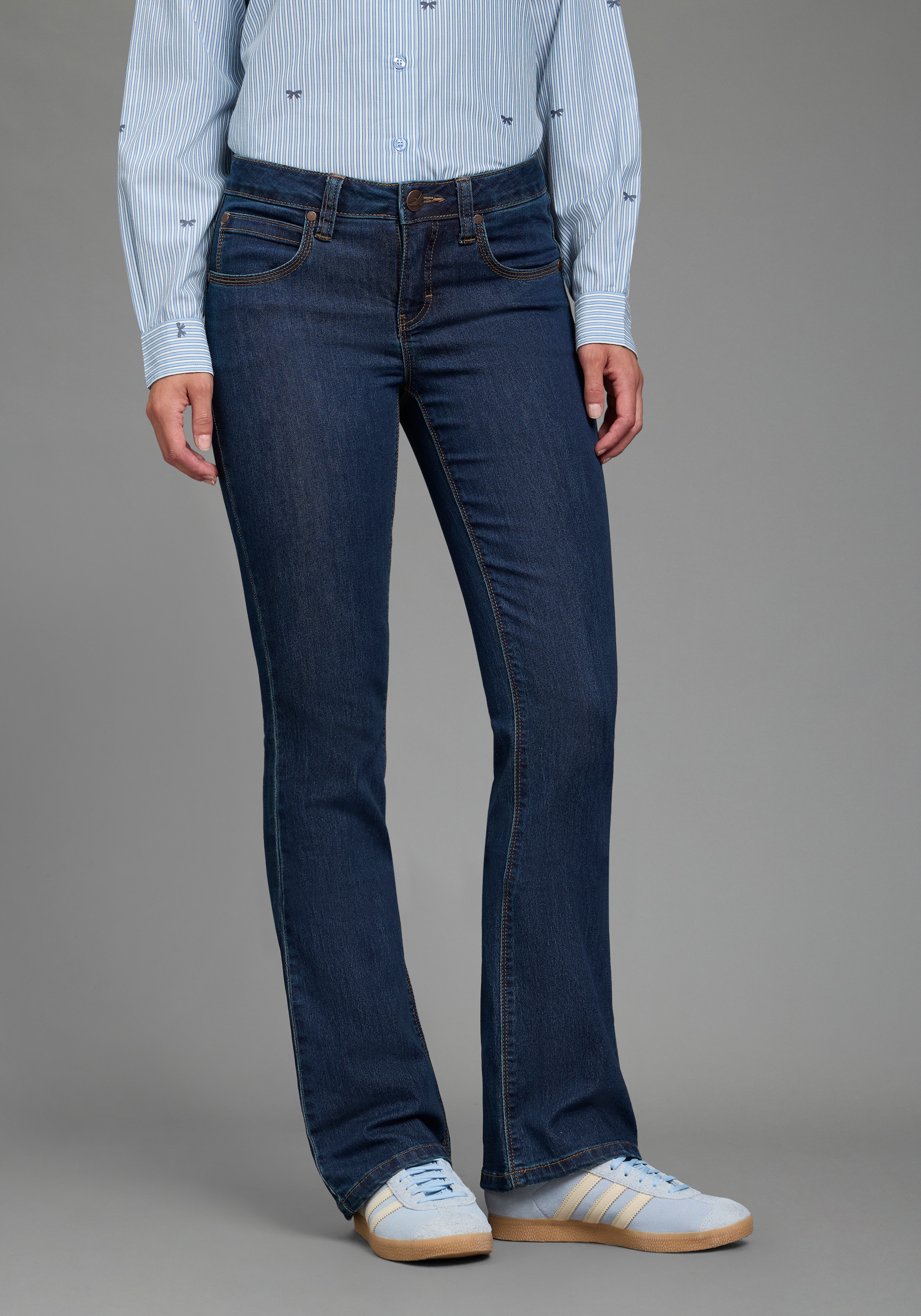Arizona Bootcut-Jeans »Shaping« bootcut,  Kontrastnähte,  Used-Look-Waschung,  niedrige Leibhöhe