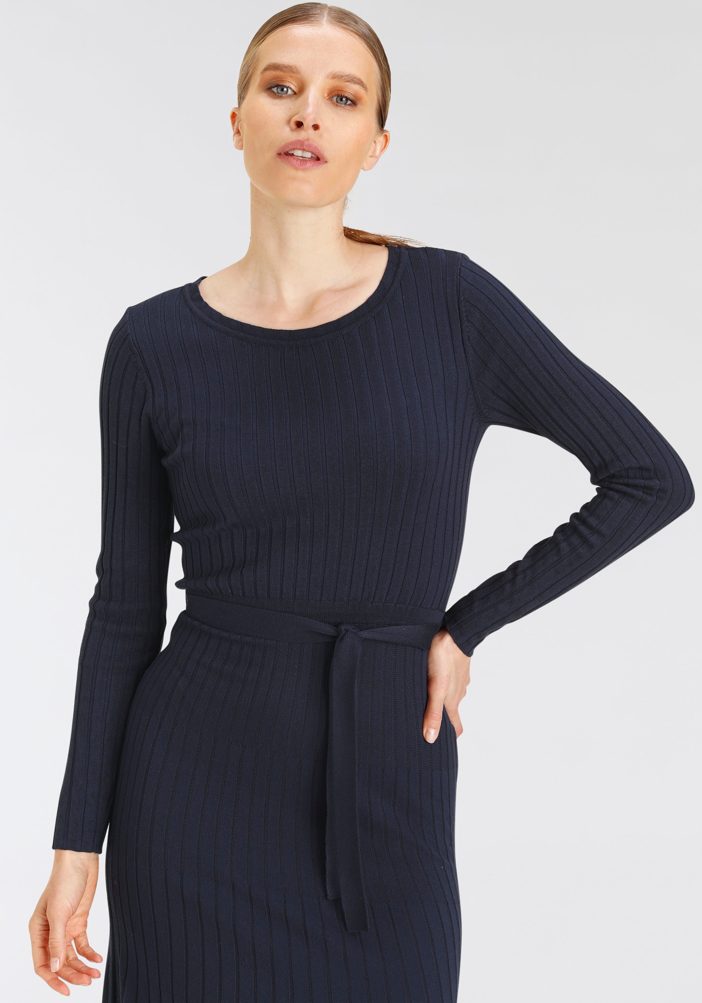 DELMAO Strickkleid, mit passendem Gürtel