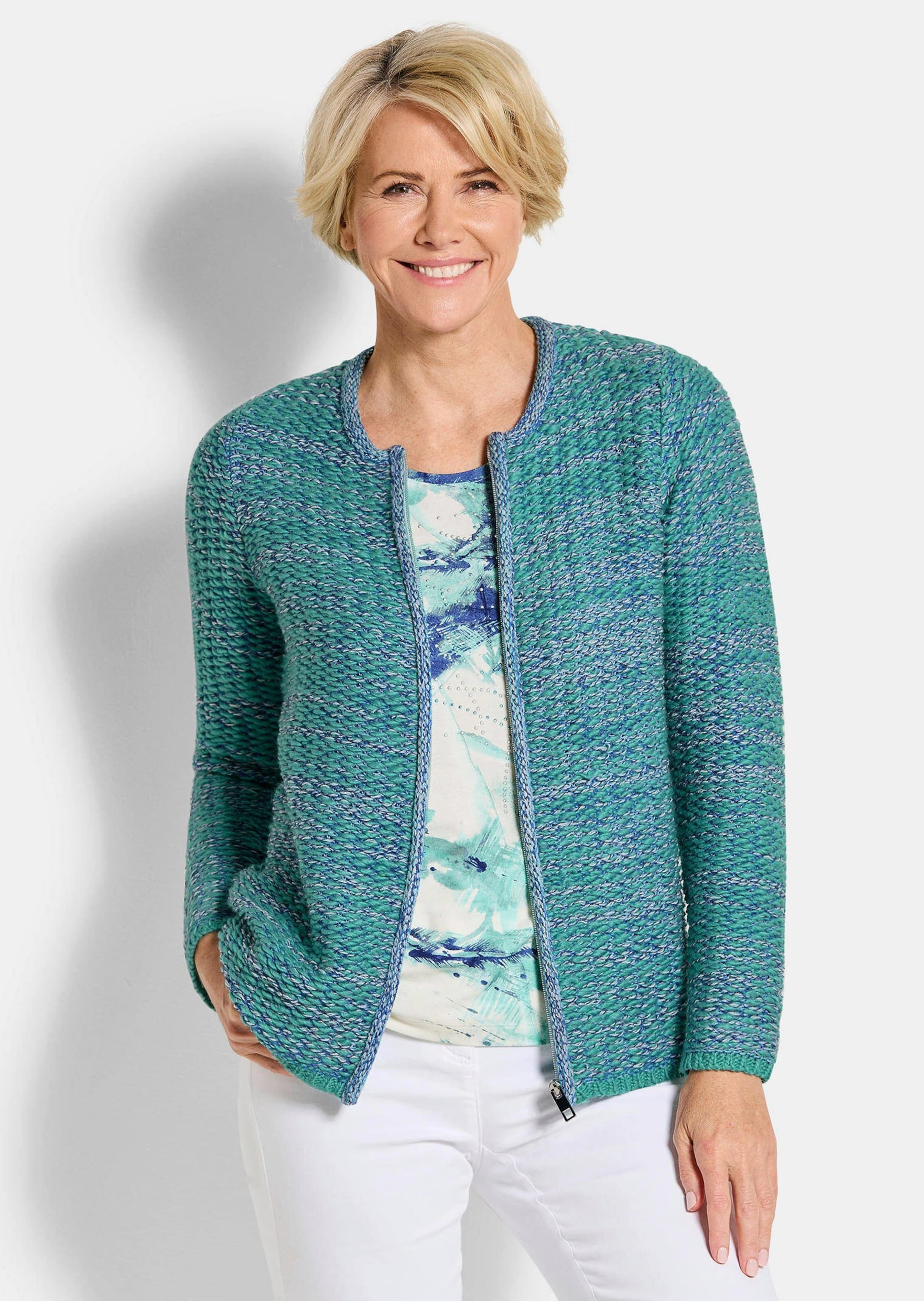 GOLDNER Strickjacke »Kurzgröße Strukturjacke mit Rollband« dekoratives Rollbändchen am RV