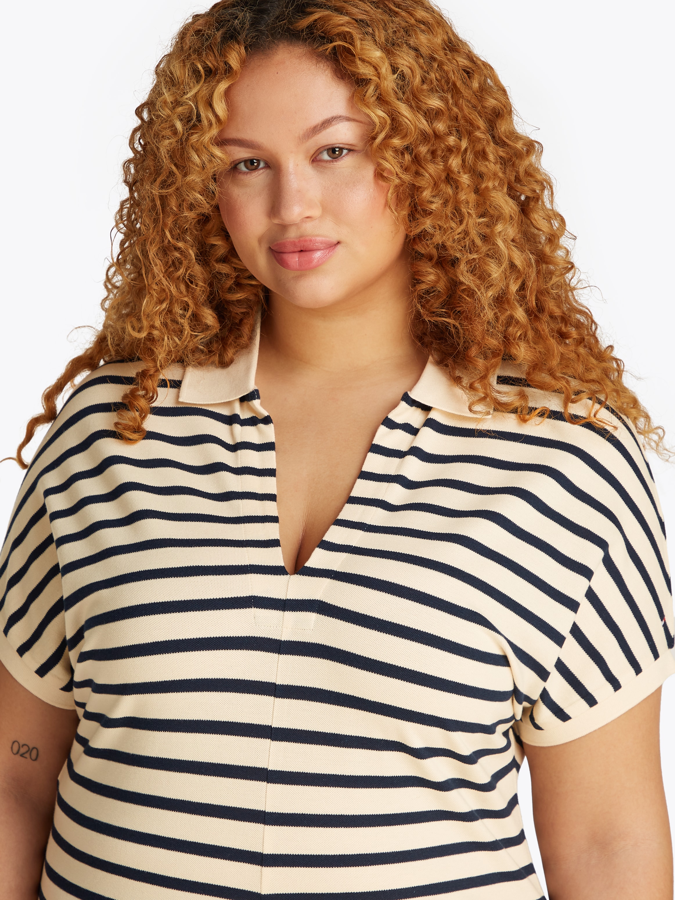 Tommy Hilfiger Curve Midikleid »CRV LYOCELL OPEN-NK MIDI DRESS«, in Großen Größen, Logostickerei, V-Ausschnitt