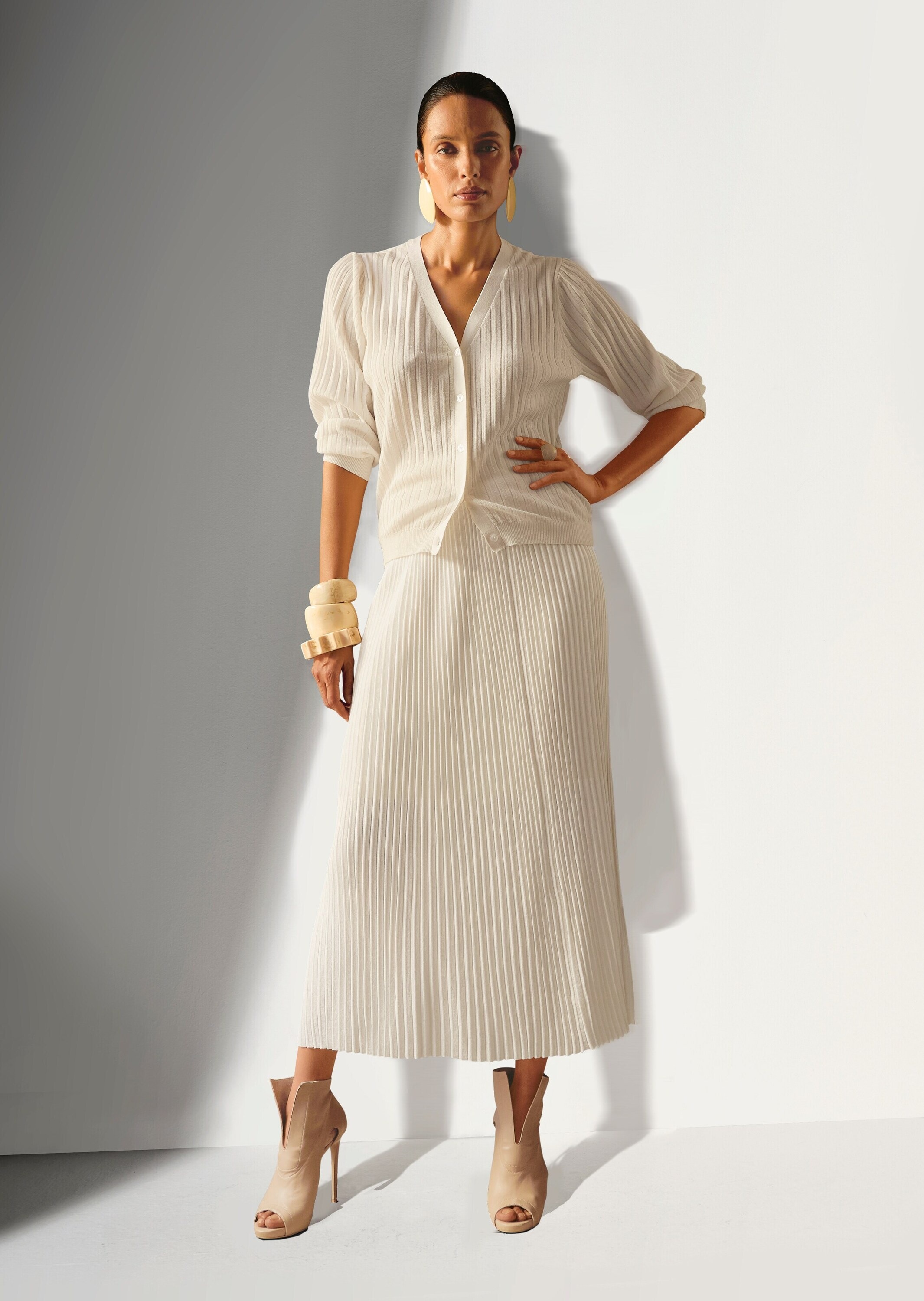 MADELEINE Strickjacke »Strickjacke Eleganter Feinstrick-Cardigan mit Plissee« Plissee