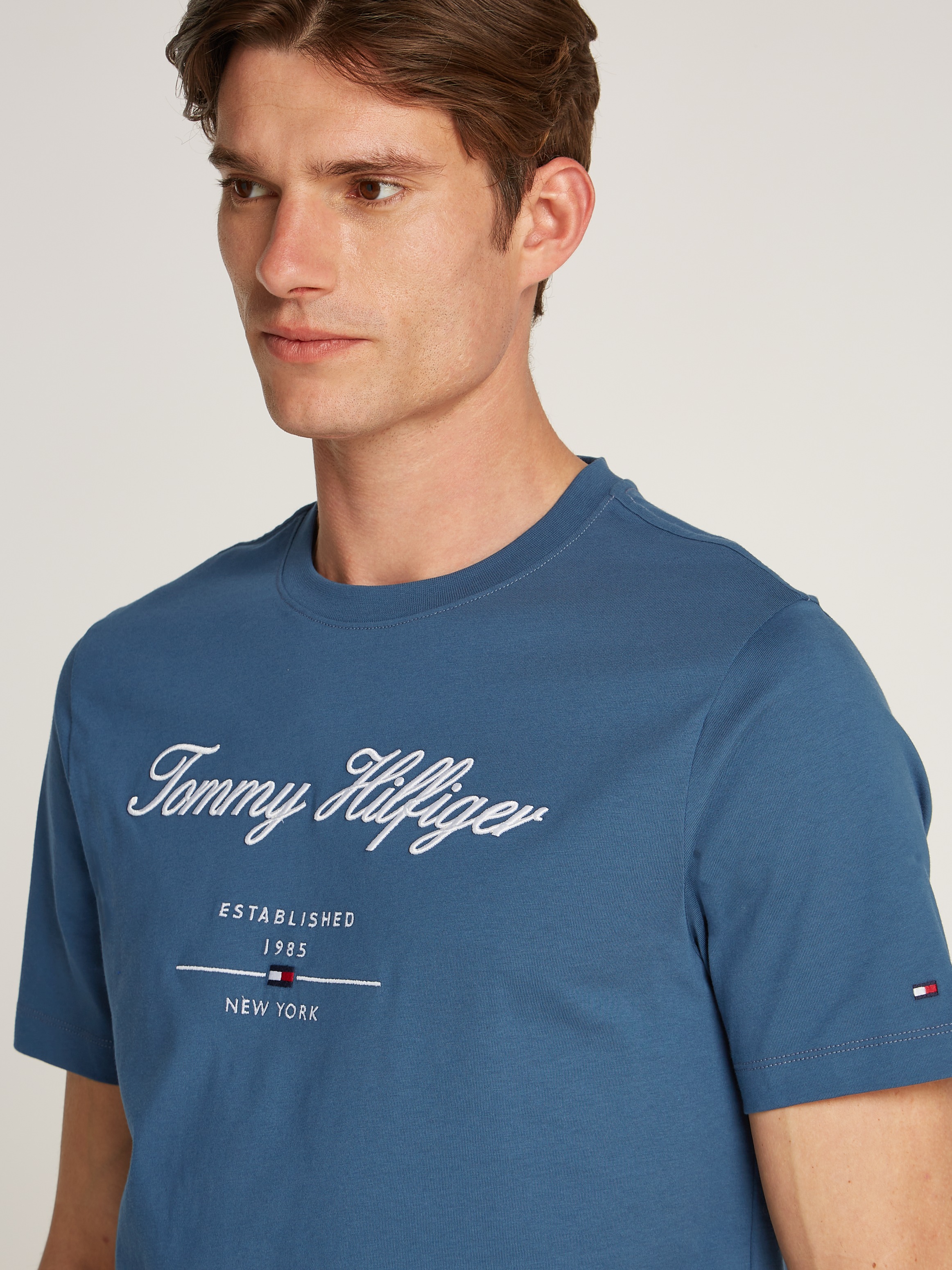 Tommy Hilfiger T-Shirt »SCRIPT LOGO TEE«, mit aufgesticktem Logo