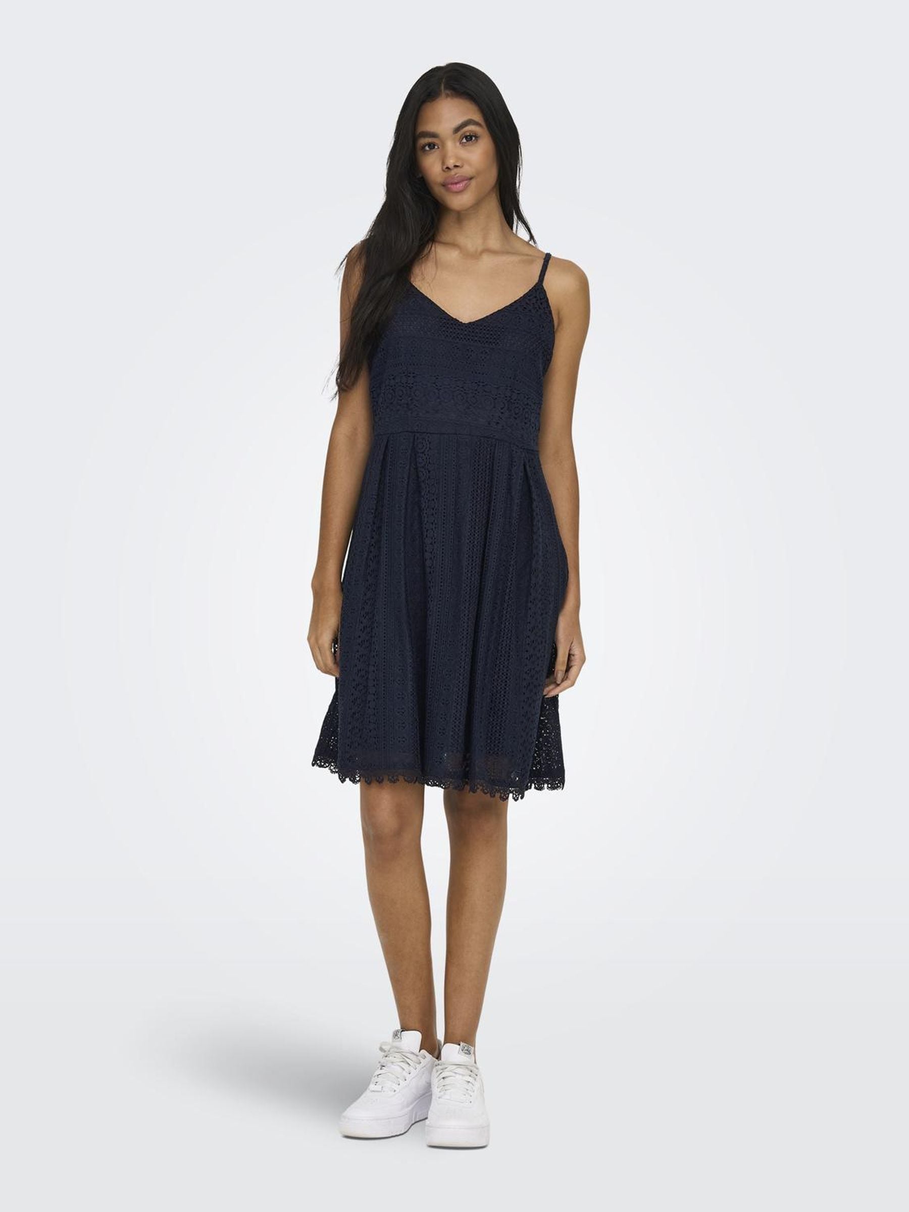 ONLY Trägerkleid »ONLHELENA LACE S/L SHORT DRESS WVN«, mit Spitzen-Detail