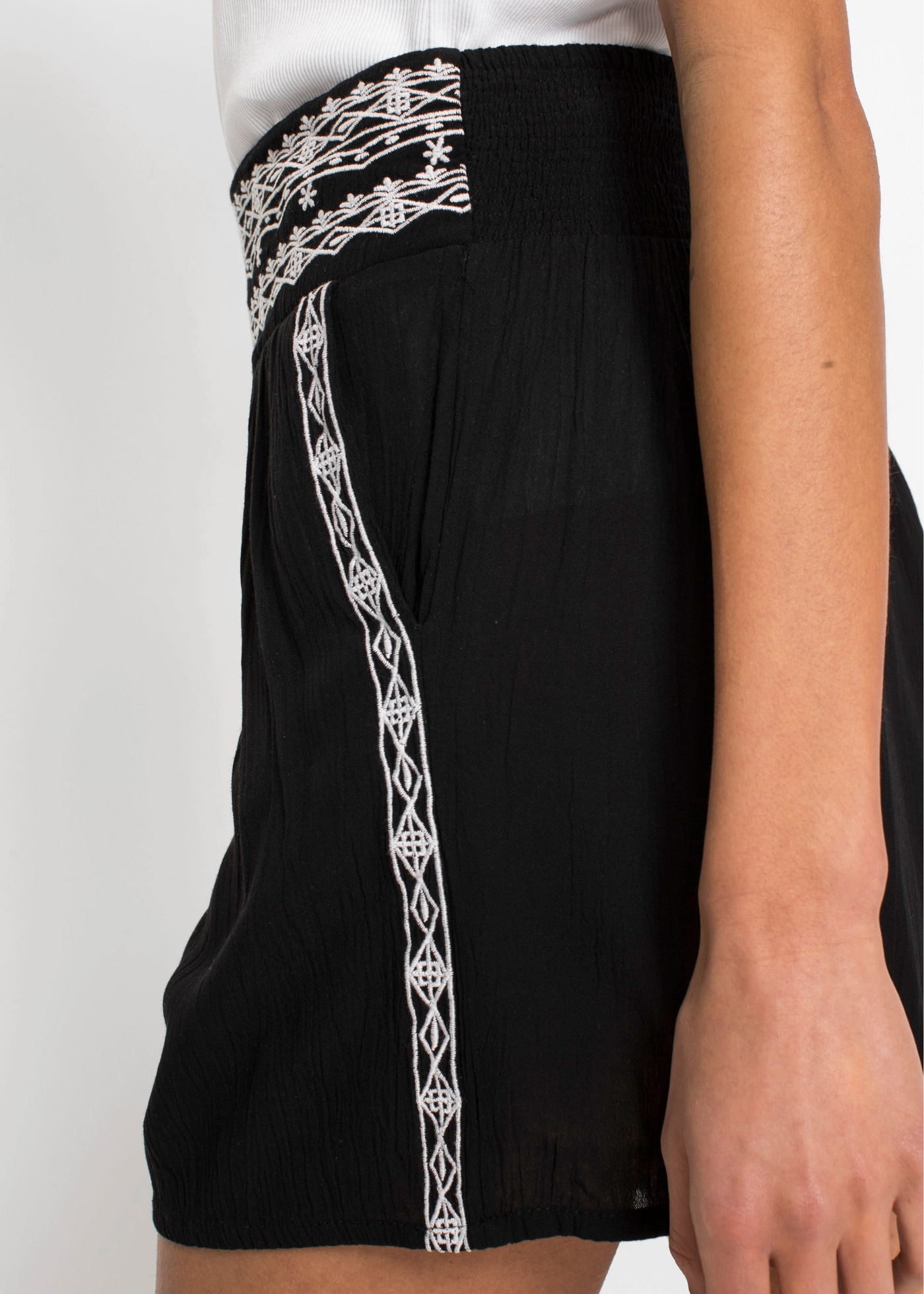 bonprix Shorts  weites Crincle-Design, mit Stickereien am Bund und an der Seitennaht