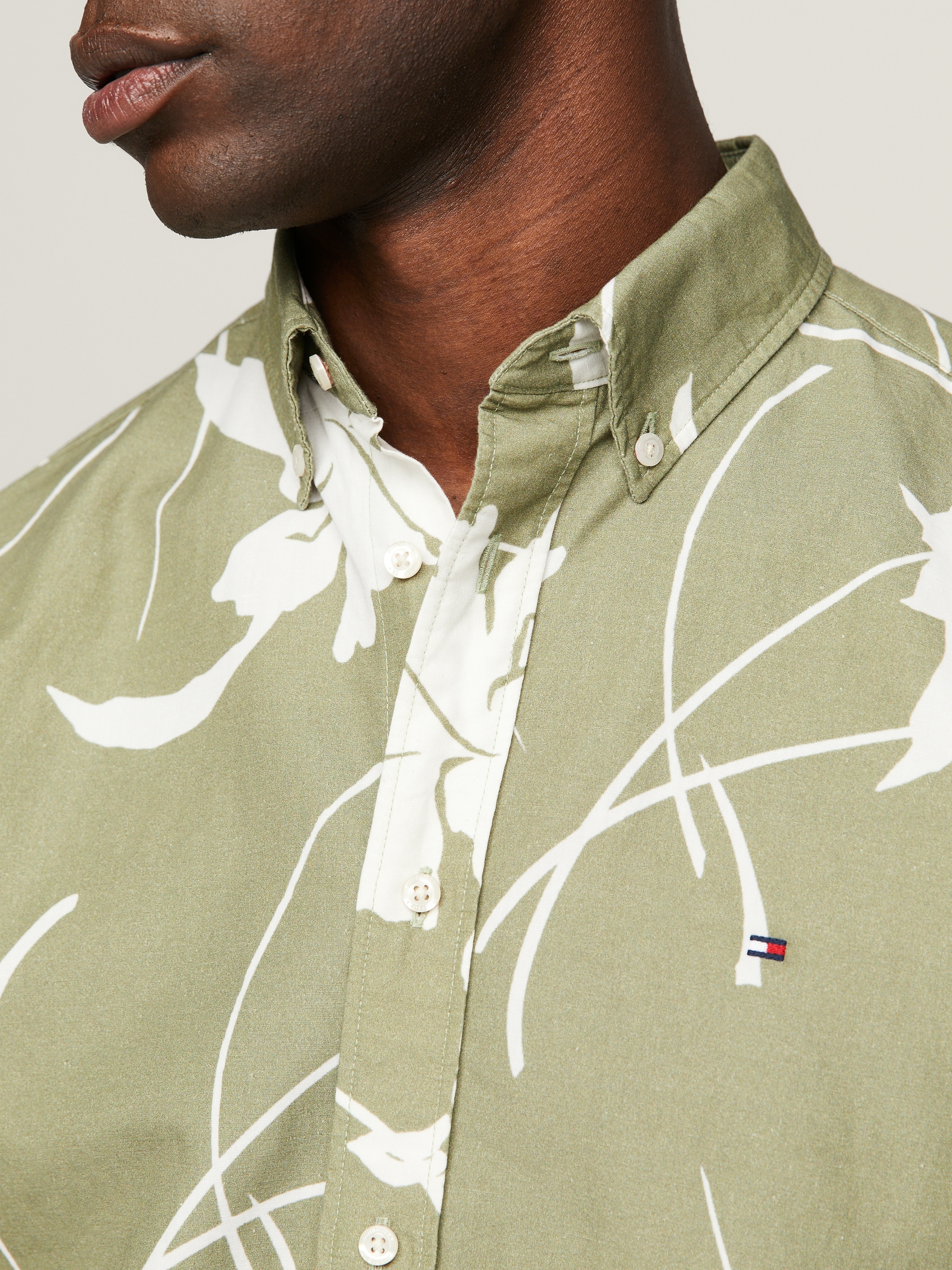 Tommy Hilfiger Kurzarmhemd »LARGE TROPICAL PRT SHIRT«, kontrastfarbener Blumenprint