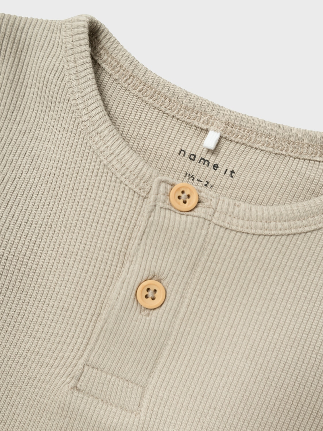 Name It Langarmshirt »NMMKAB LS TOP NOOS«, im Henley-Stil - mit kurzer Knopfleise am Ausschnitt