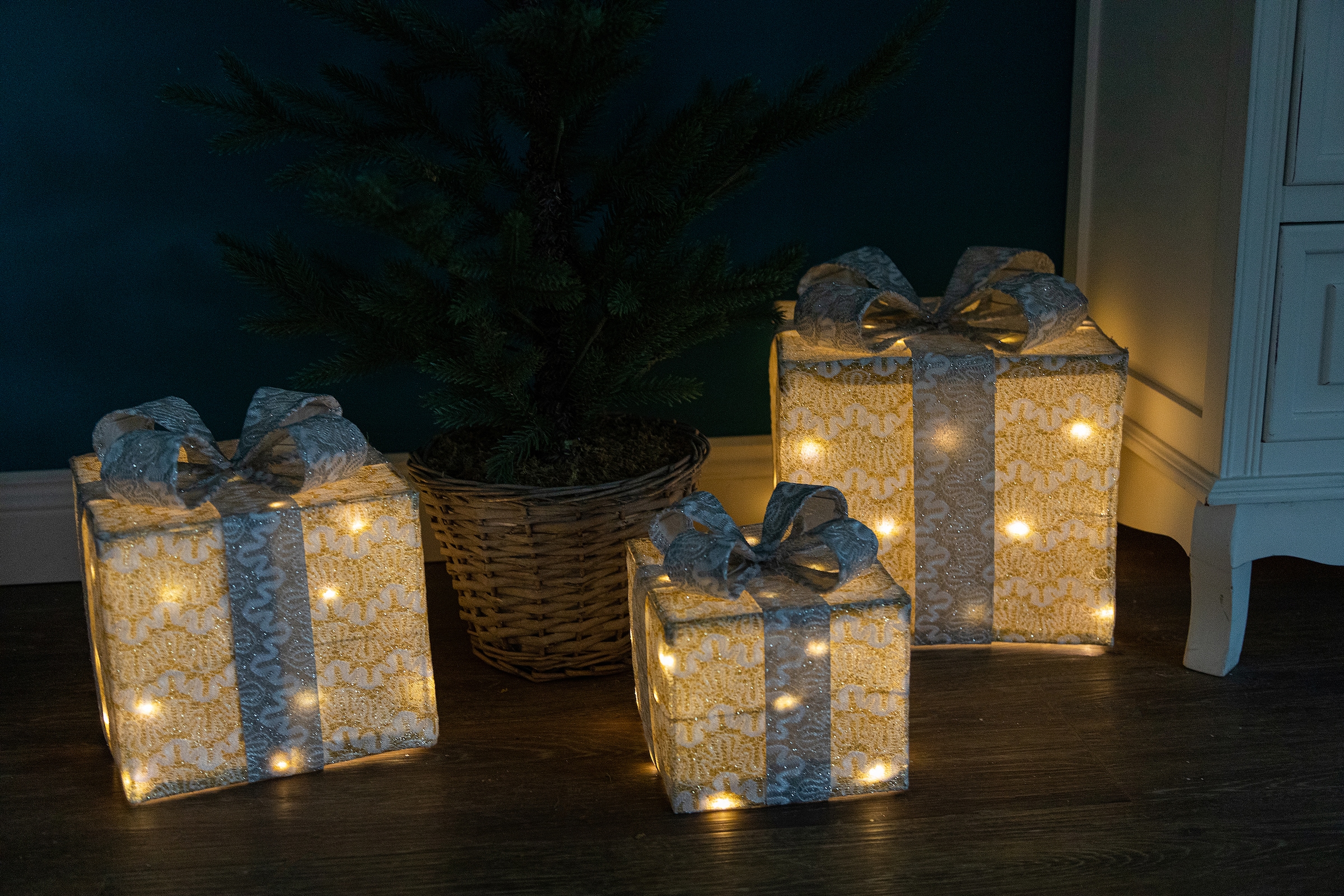 Myflair Möbel & Accessoires Dekoobjekt »Geschenk«, 3 unterschiedliche Größen, mit LED Beleuchtung, Weihnachtsdeko