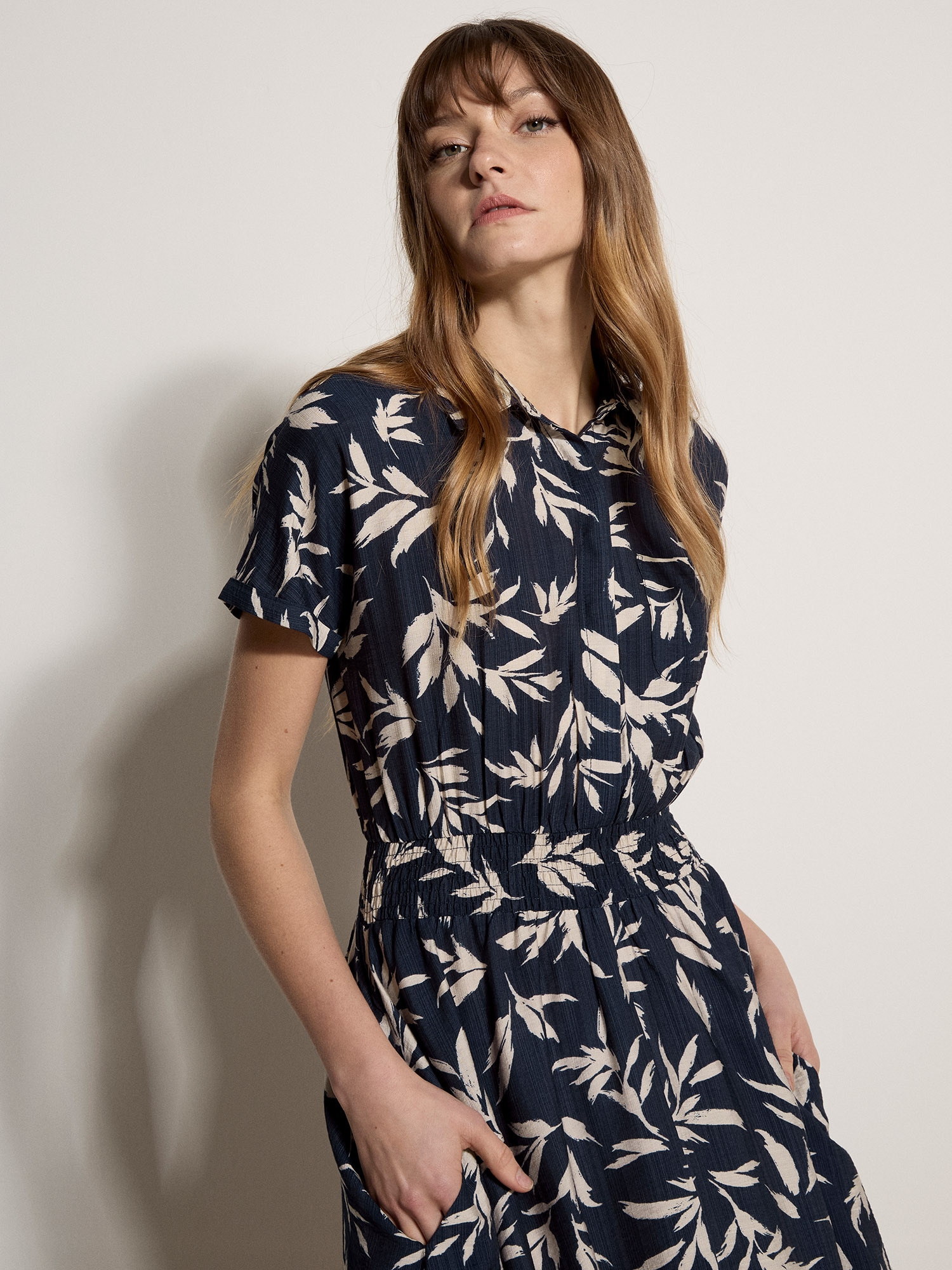 Apricot Midikleid »Midikleid« mit strukturiertem Blattmuster