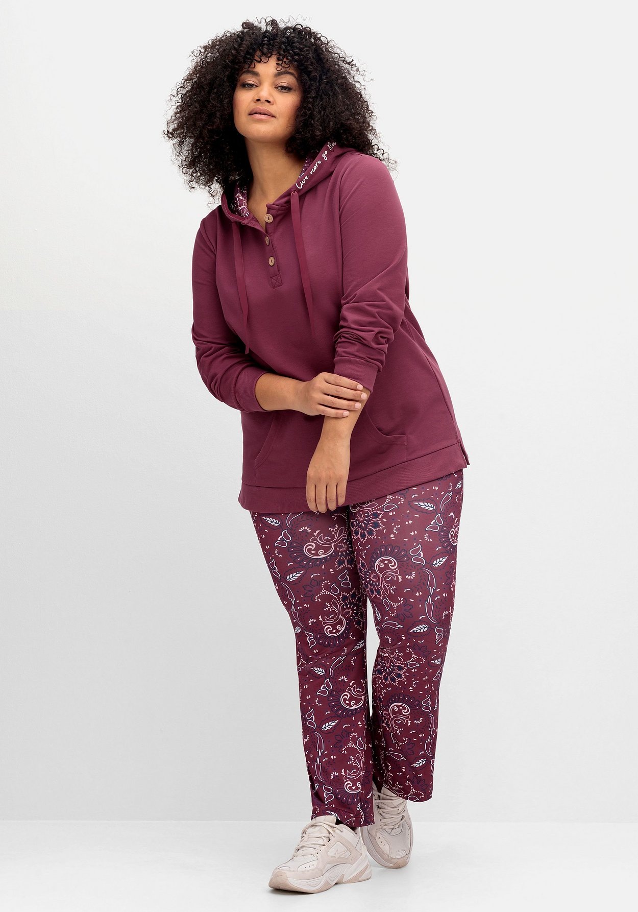Sheego Kapuzensweatshirt »Kapuzensweatshirt mit Knopfleiste und Kängurutaschen«, mit Knopfleiste und Kängurutaschen