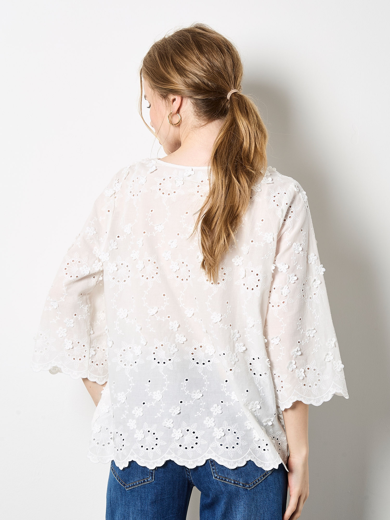 Apricot Klassische Bluse »Bluse« mit Lochstickerei und 3D Blumen
