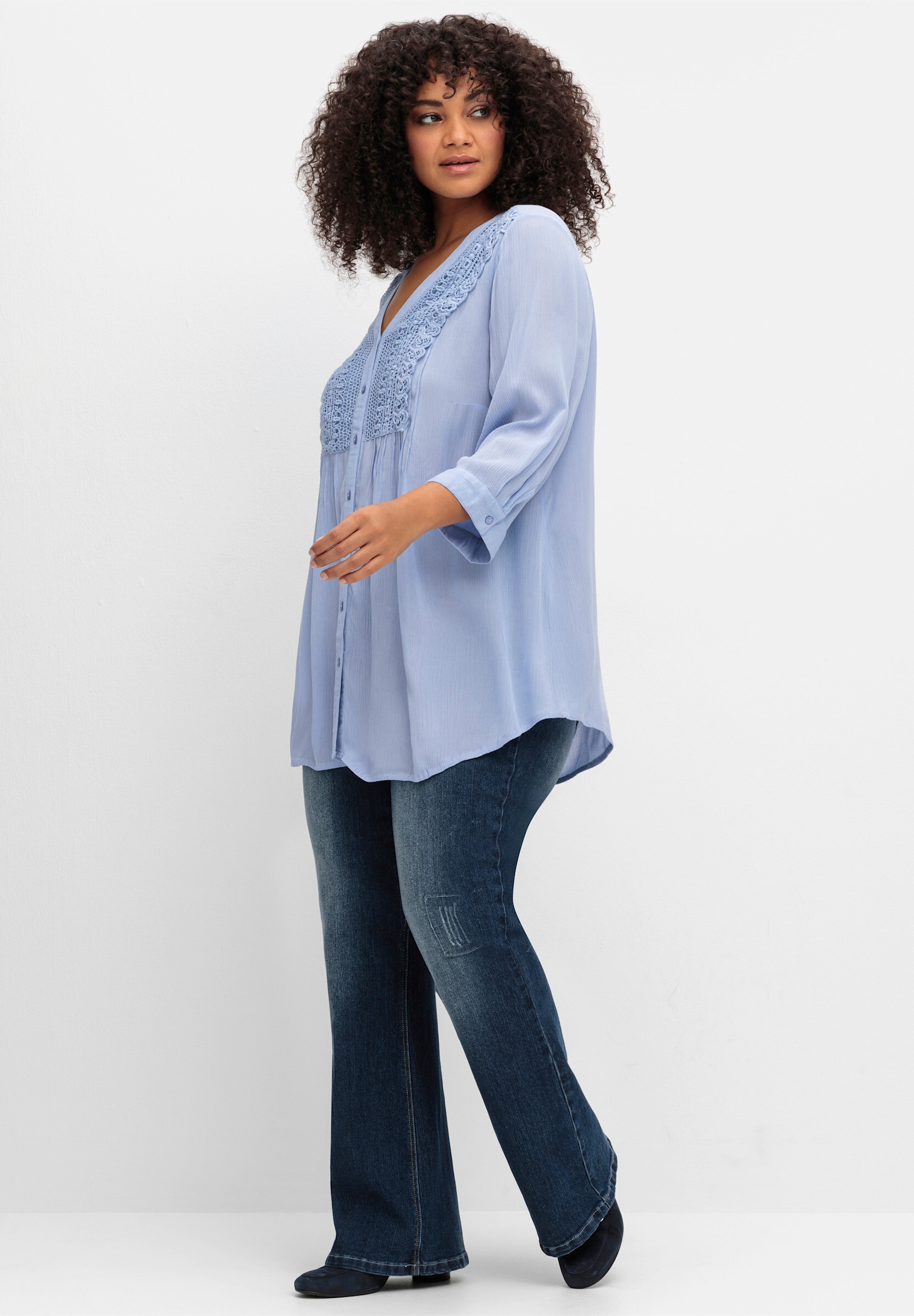 sheego by Joe Browns Klassische Bluse »Longbluse Crêpebluse mit Biesen und Häkelspitze«
