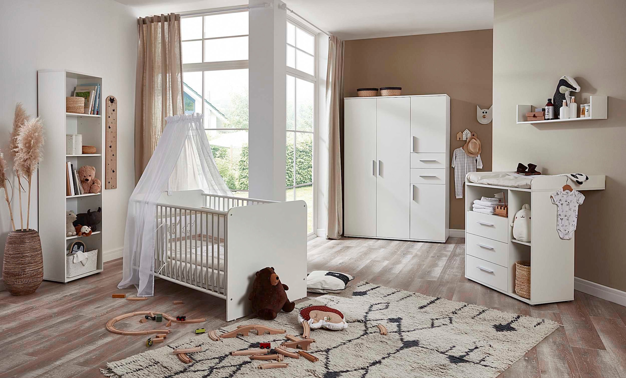 BMG Möbel Babyzimmer-Komplettset »Lea«, (Set, 5 tlg., Bett, Wickelkommode, Schrank, Standregal, Wandboard), Bett + Wickelkommode + 4-trg. Schrank + Standregal + Wandboard