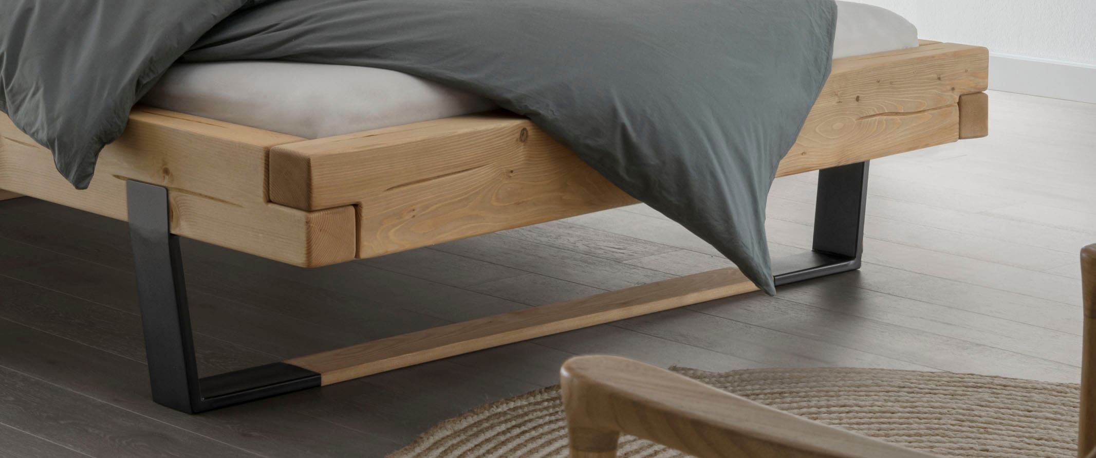 Home affaire Massivholzbett »Ultima Balkenbett Doppelbett, Füße Metallkufe mit Holzelement«, (hohe Belastbarkeit: 200kg je Seite), FSC®-zertifizierte Wildeiche oder Fichte, viele Breiten zur Auswahl