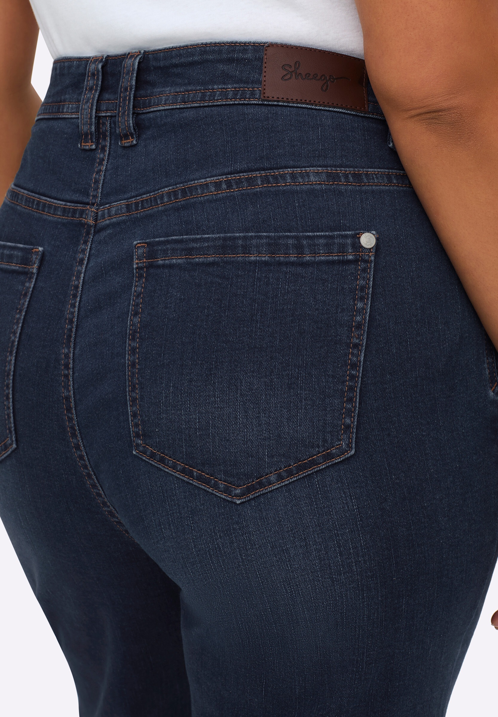 Sheego 5-Pocket-Jeans »Jeans Gerade Jeans bei schmalerer Taille und viel Po«