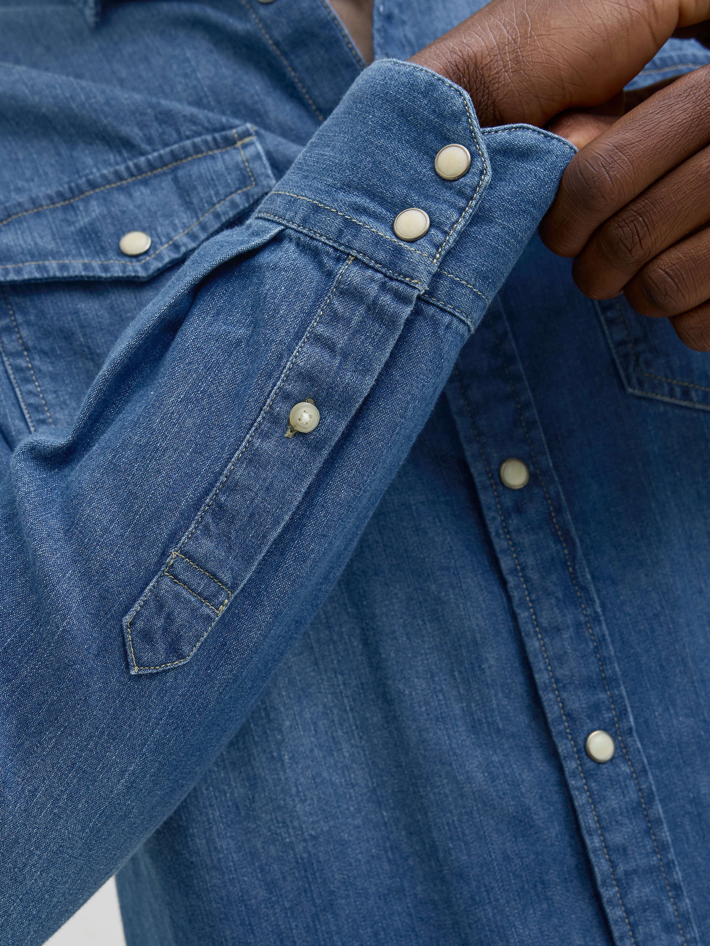 Jack & Jones Jeanshemd »JJESHERIDAN im Workwear-Stil mit robuster Baumwollqualität«, unifarben, modisch, slim fit, Baumwolle, Hemdkragen
