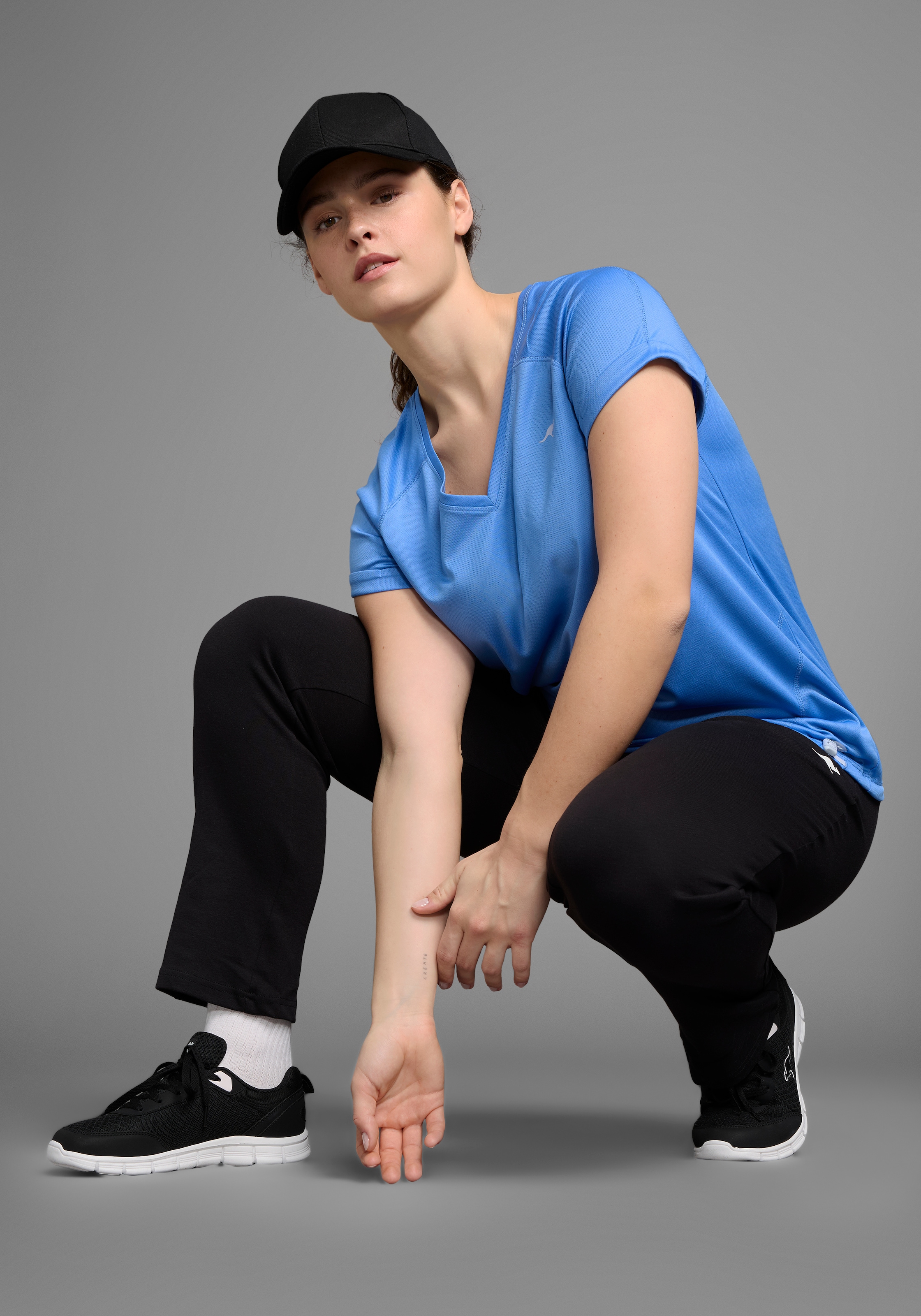 KangaROOS Funktionsshirt, Kurzarm, figurumspielend, hüftbedeckend, mit V-Ausschnitt