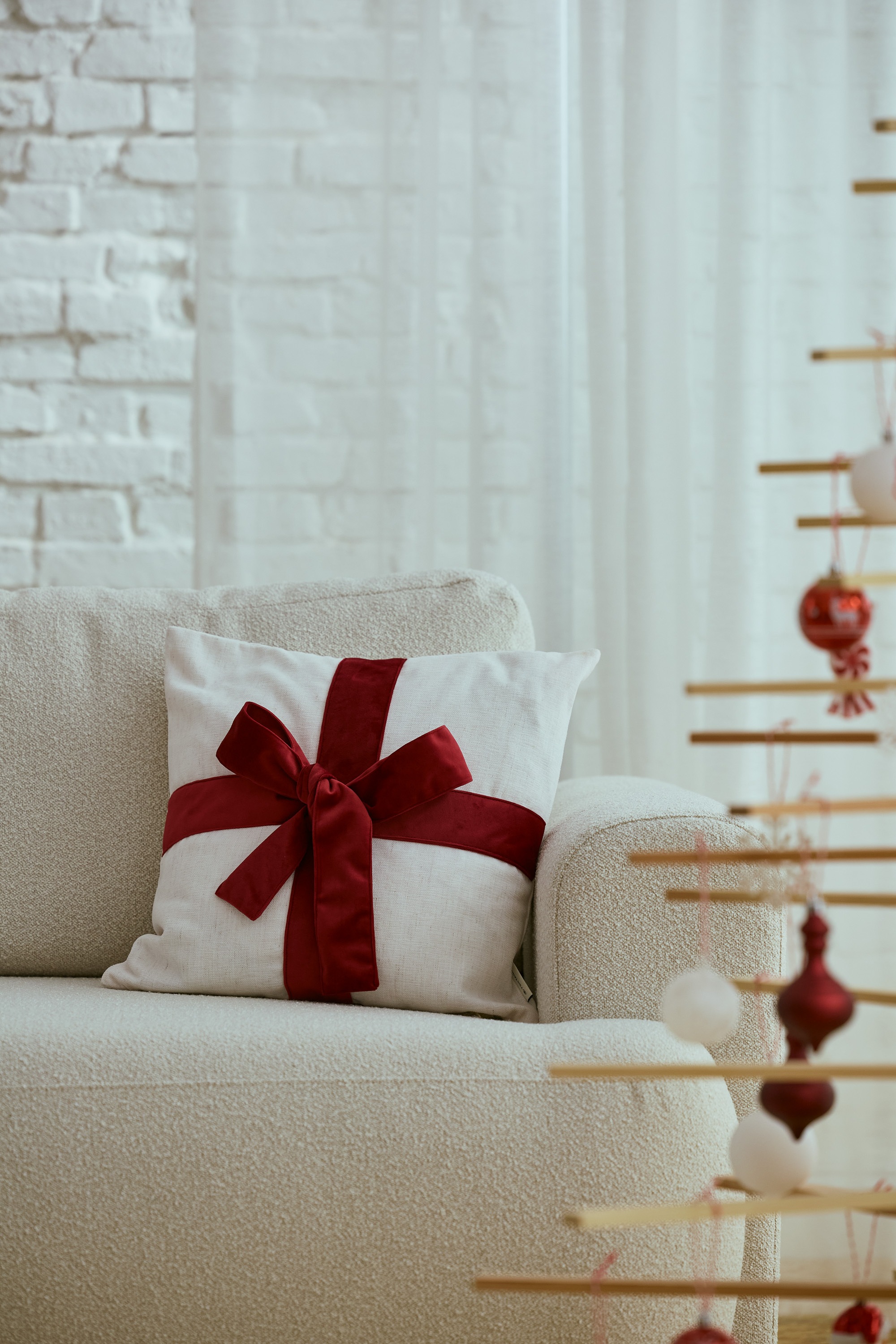 TOM TAILOR HOME Dekokissen »Present«, mit aufgesetzter Geschenkschleife