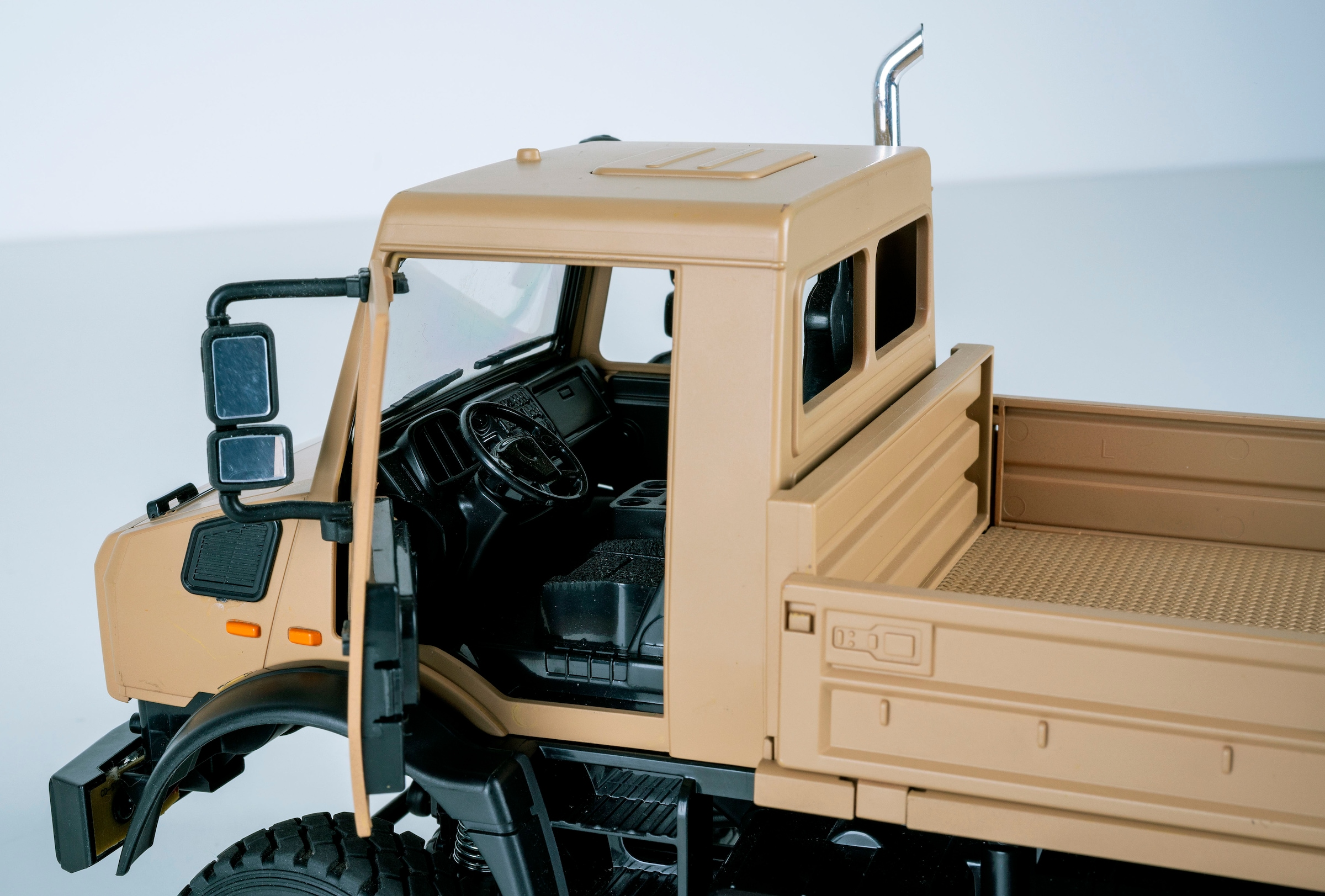 Jamara RC-LKW »Mercedes-Benz Unimog U5023 beige 2,4GHz« LED-Licht; Maßstab 1:14