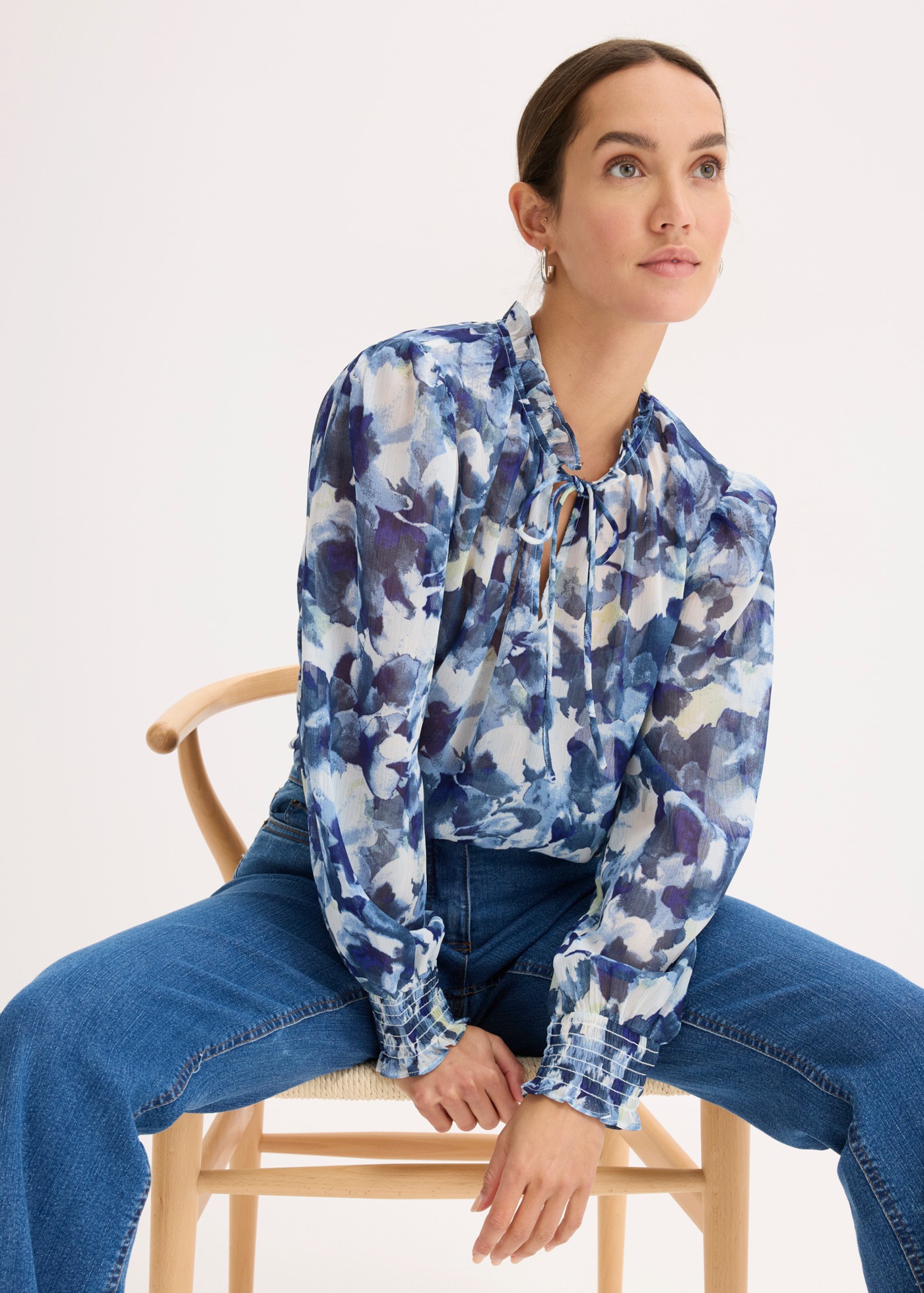 bonprix Chiffonbluse mit floralem Print, figurumspielende Passform, ohne Kragen