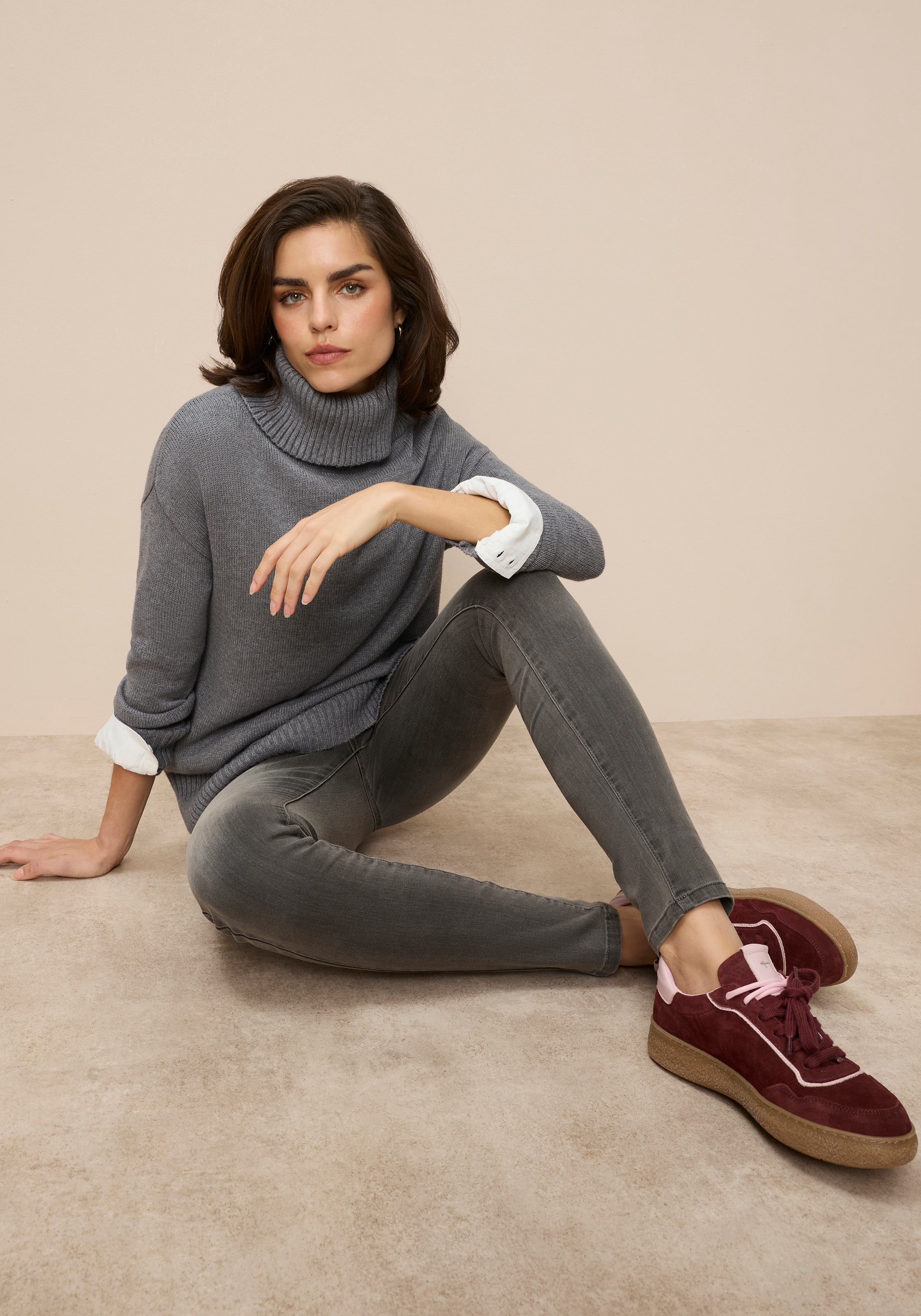 Tamaris Rollkragenpullover in lässiger Form mit seitlichen Schlitzen